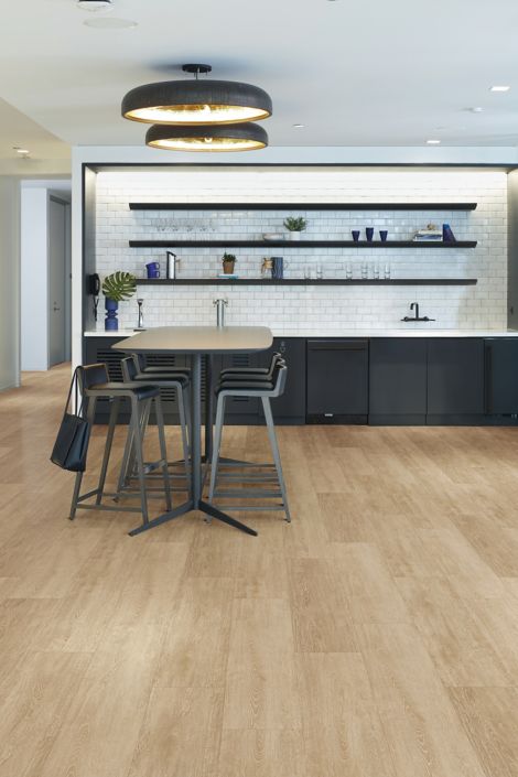 Interface Even Path Woodgrains rigid core in a kitchen area imagen número 4