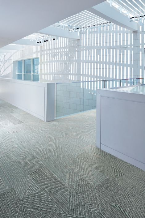 Interface Play The Angle plank carpet tile in corridor imagen número 10