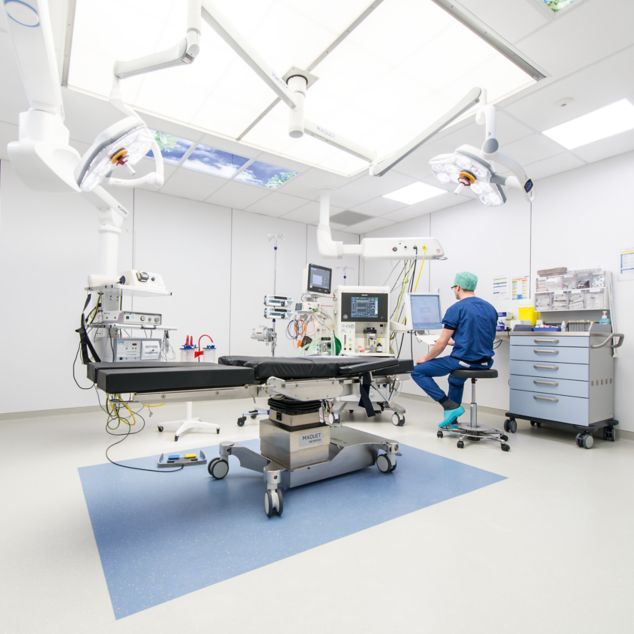 noraplan signa ed/noraplan environcare ed rubber flooring in an operating room