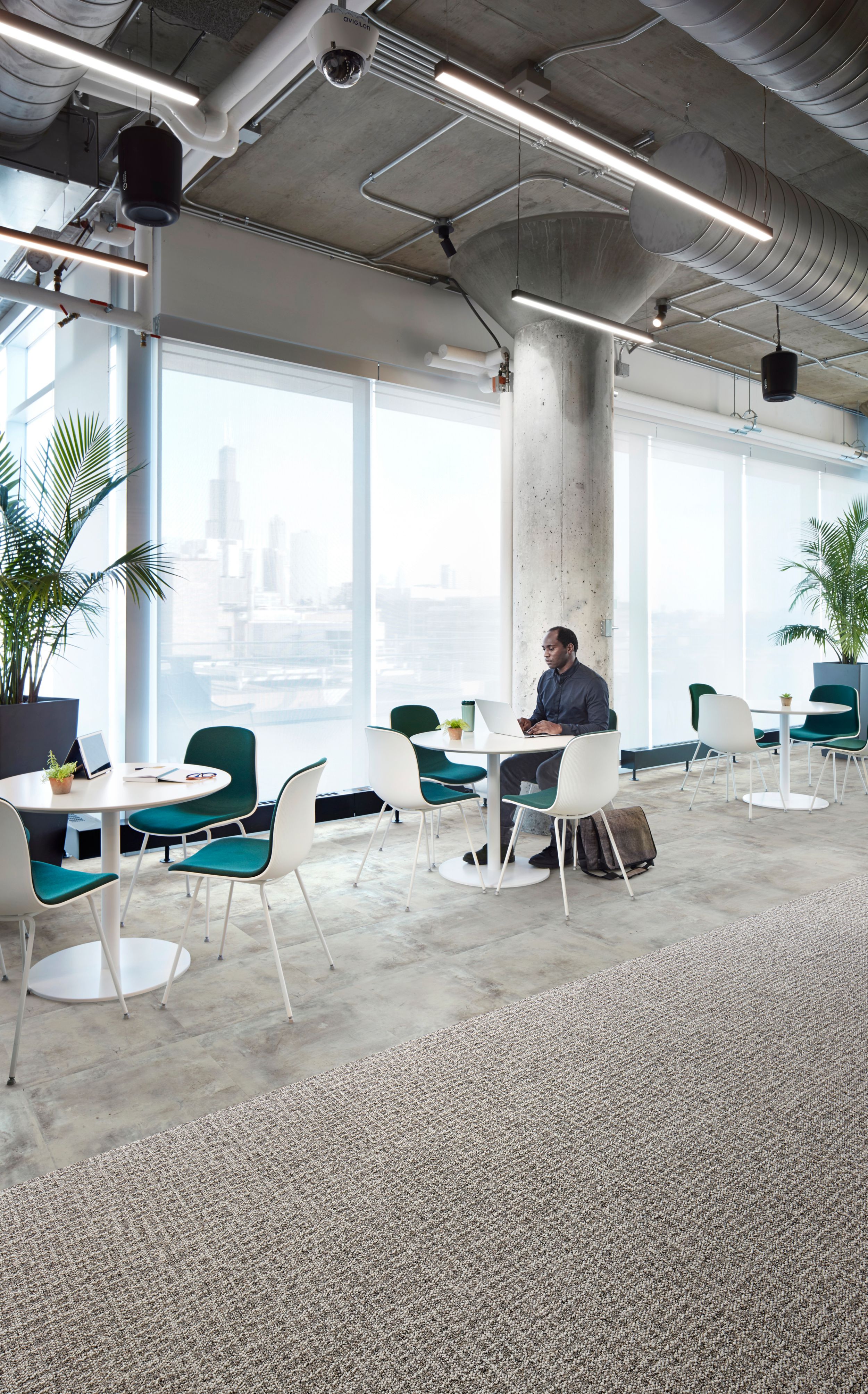 Interface Open Air 415 carpet tile with Textured Stones LVT in casual seating area numéro d’image 2