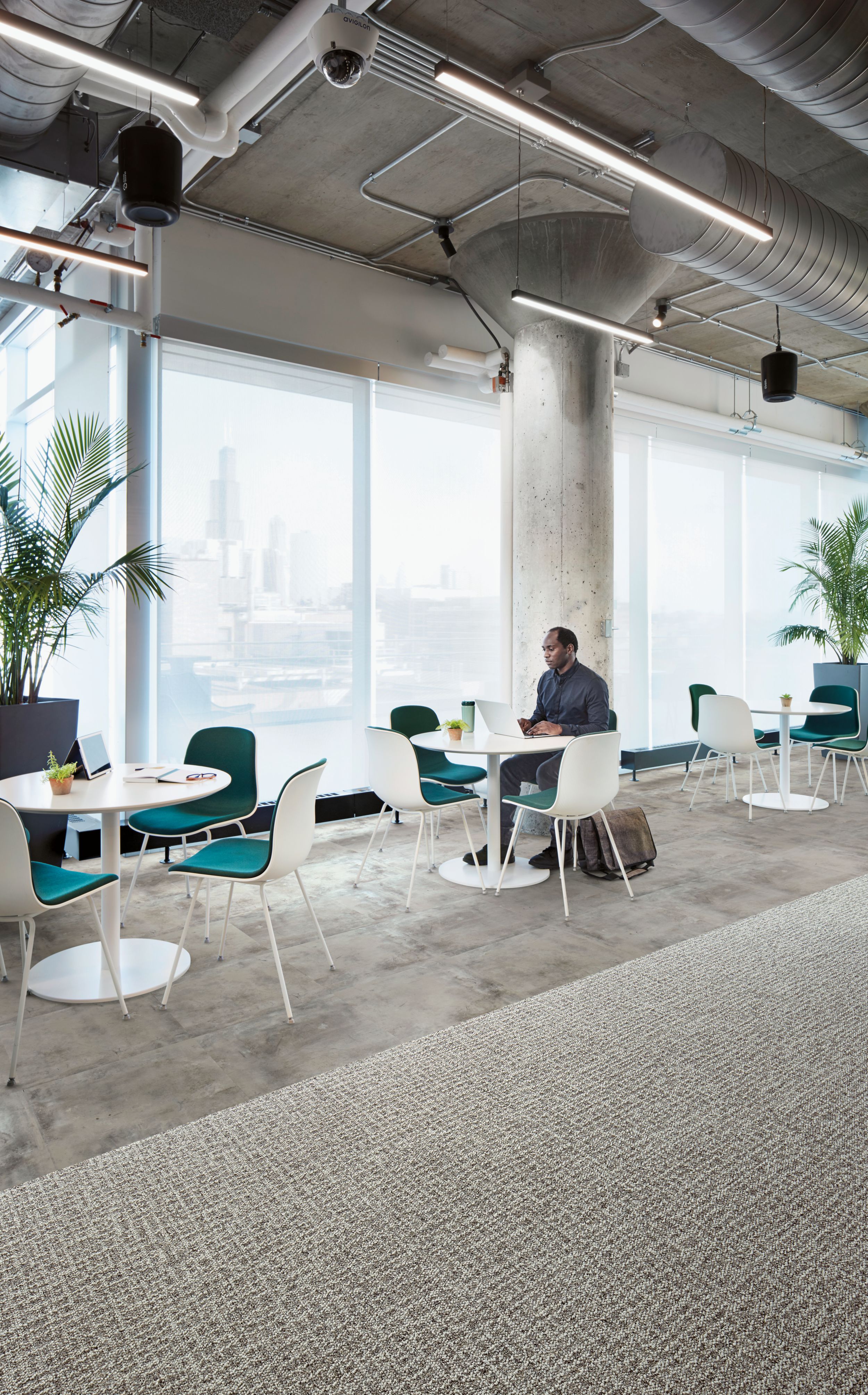 Interface Open Air 415 carpet tile with Textured Stones LVT in casual seating area numéro d’image 7