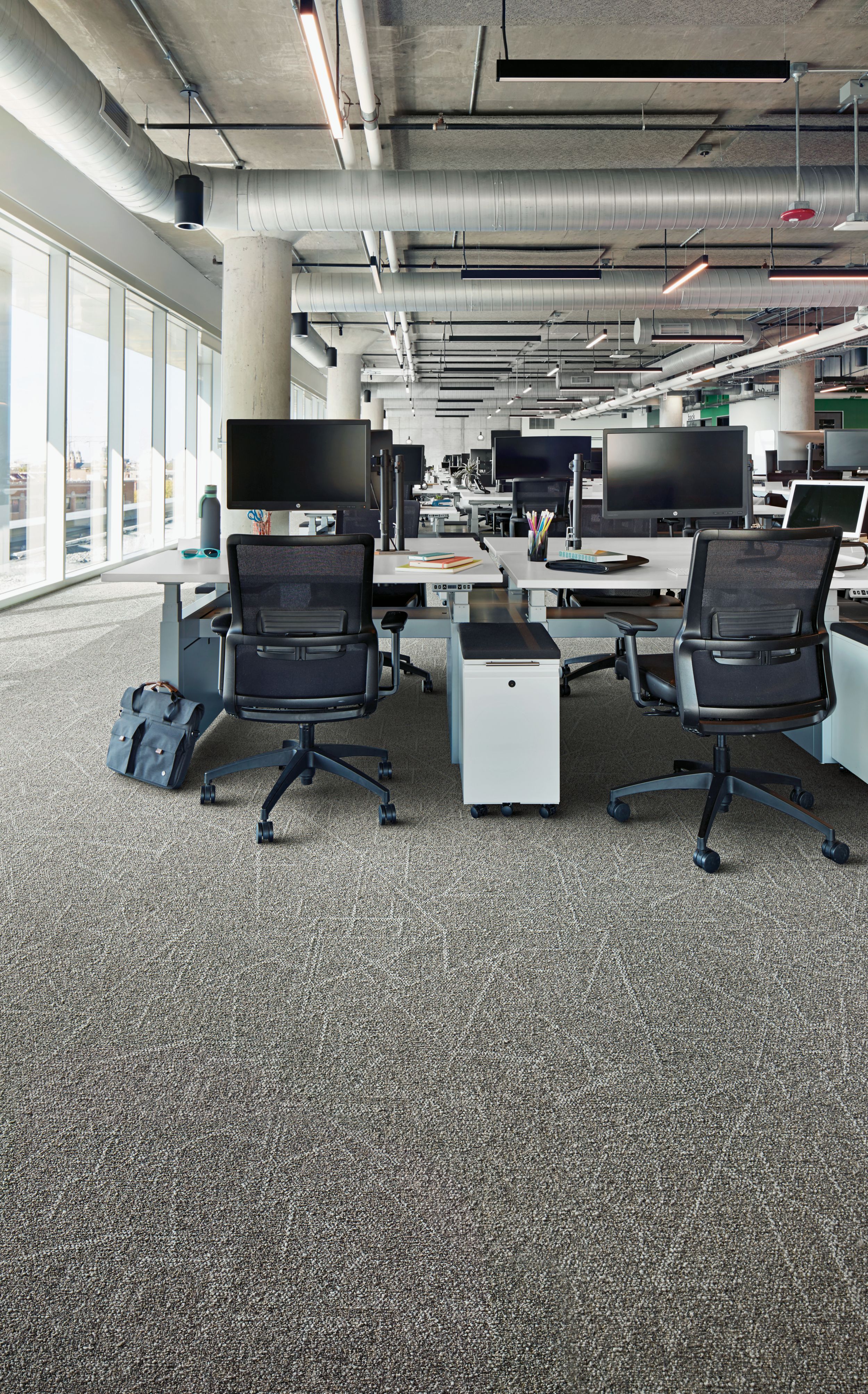 Interface Open Air 420 carpet tile in open office image number 2