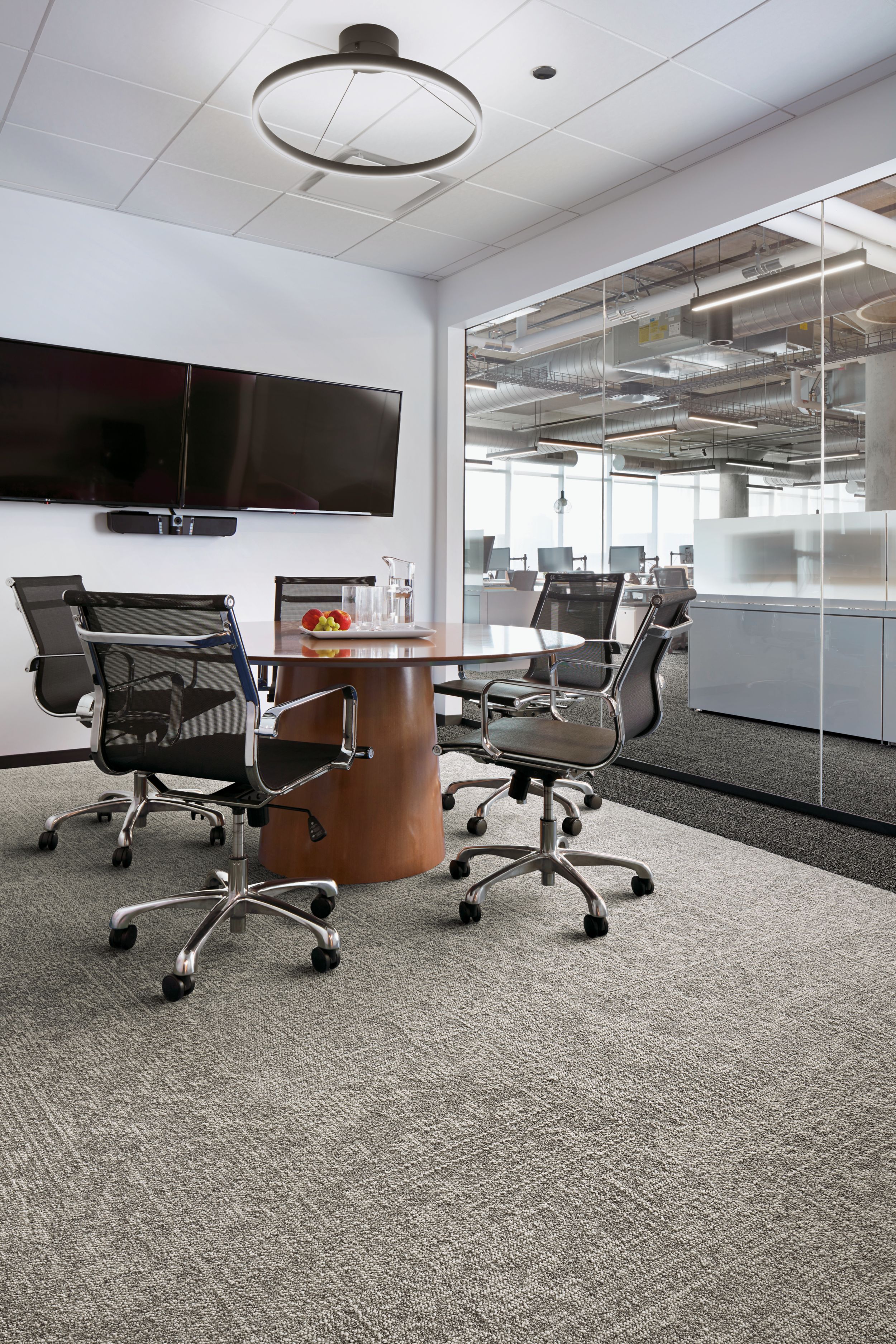 Interface Open Air 421 and Open Air 401 carpet tile in small conference room numéro d’image 2