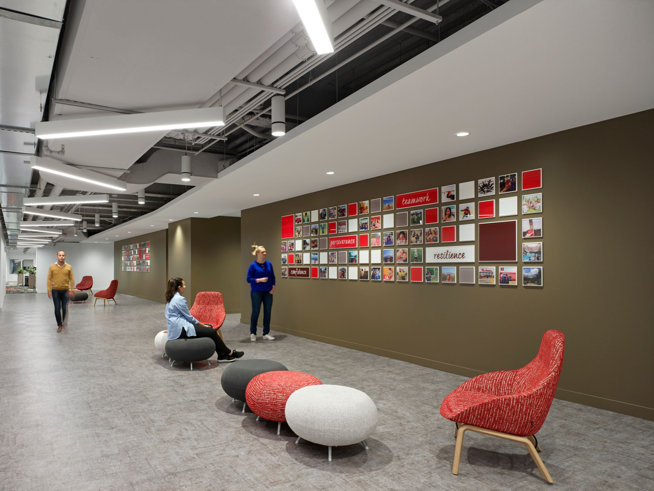Interface Textured Stones LVT in public space of corporate office imagen número 2
