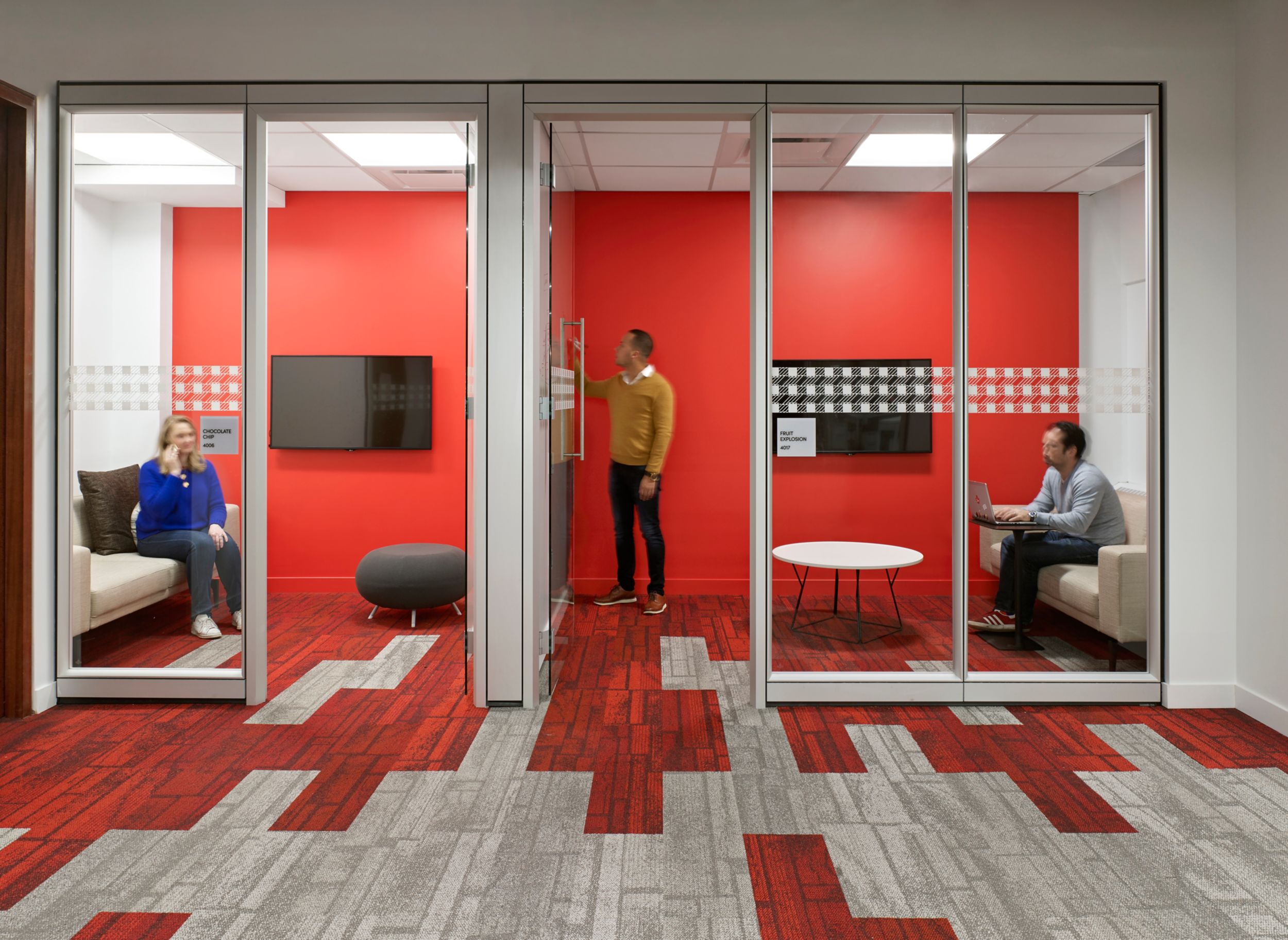 Interface Neighborhood Blocks plank carpet tile in office corridor and small meeting rooms with people working imagen número 7