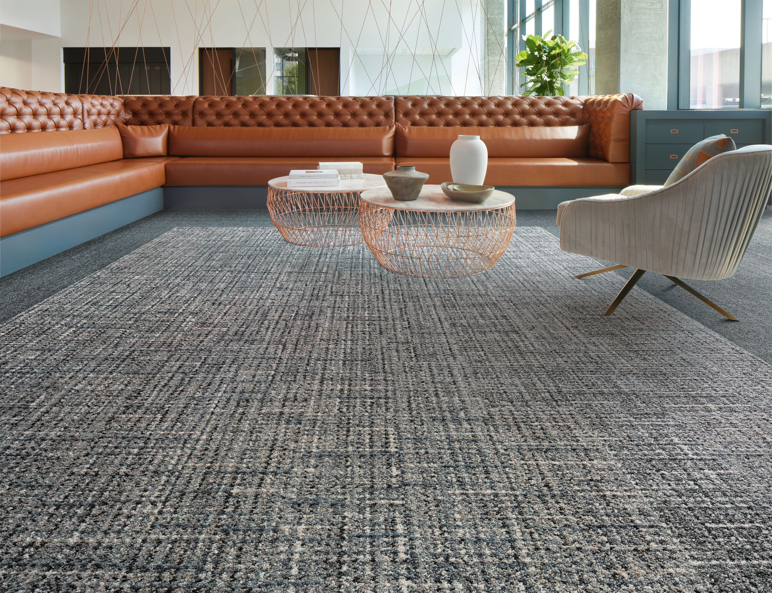 Interface WW860 and WW895 carpet tile in modern open air lobby numéro d’image 2