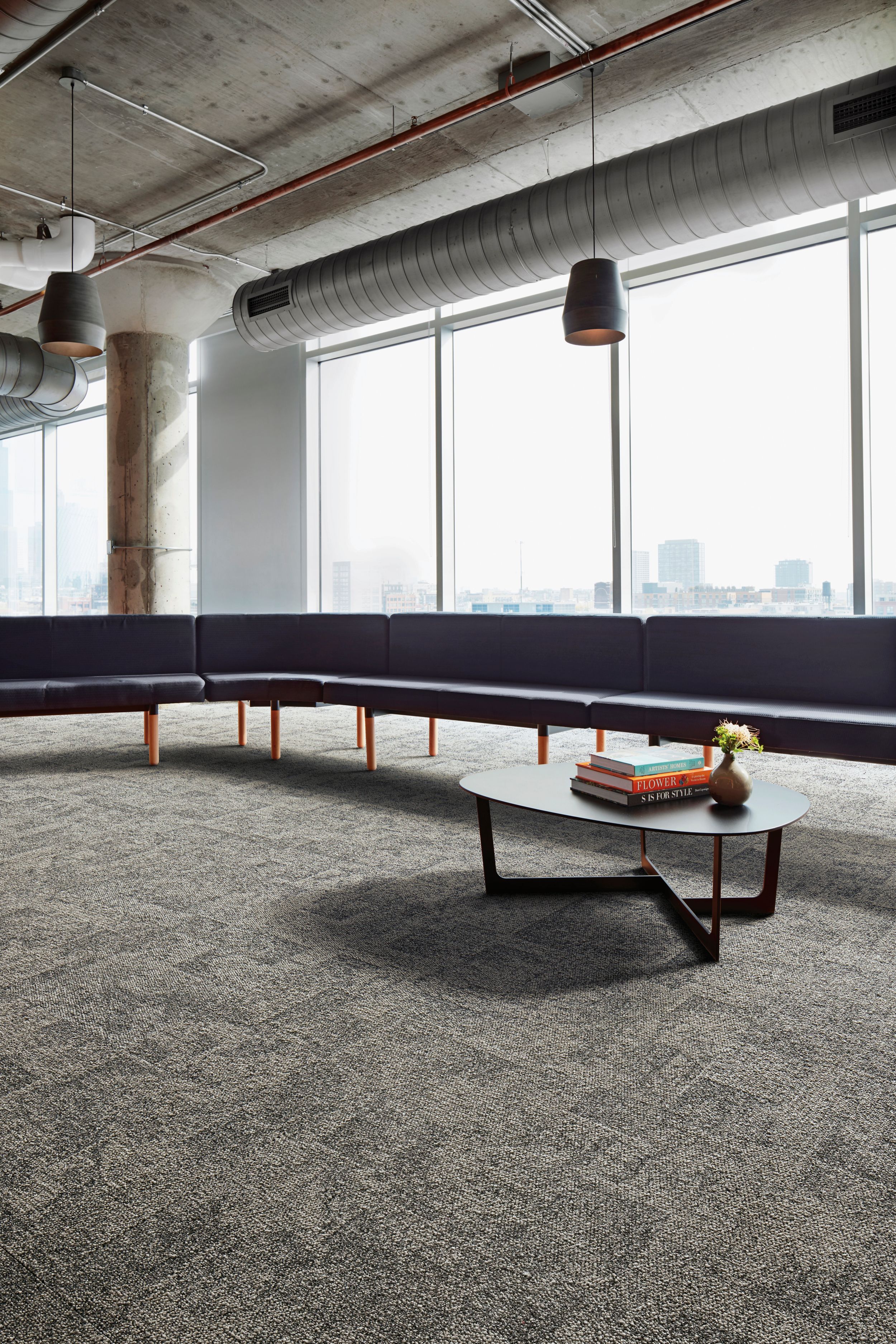Interface Open Air 404 carpet tile in casual seating area with sofa and table afbeeldingnummer 11