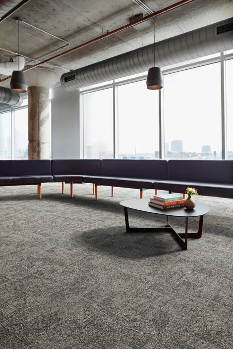 Interface Open Air 404 carpet tile in casual seating area with sofa and table afbeeldingnummer 11