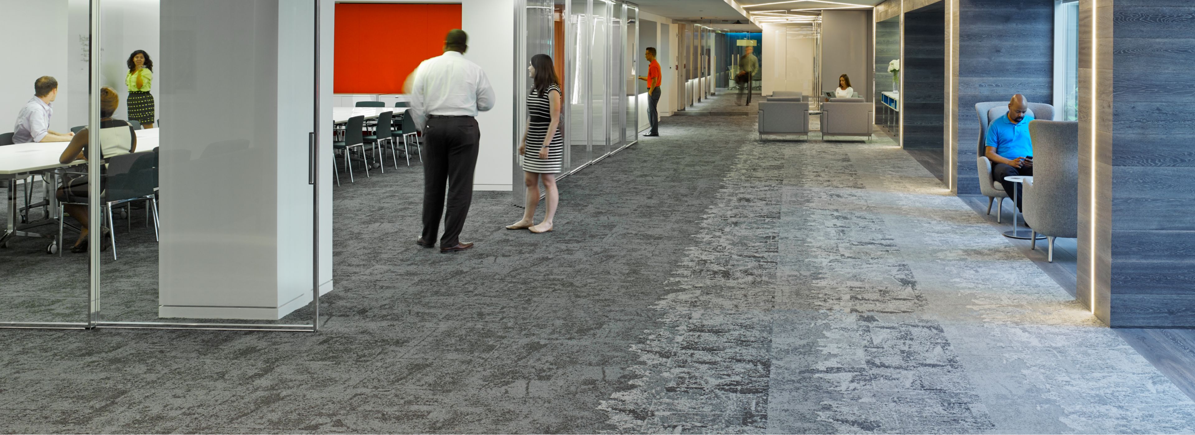 Interface B601, B602 and B603 carpet tile in open office corridor with meeting area on left Bildnummer 1