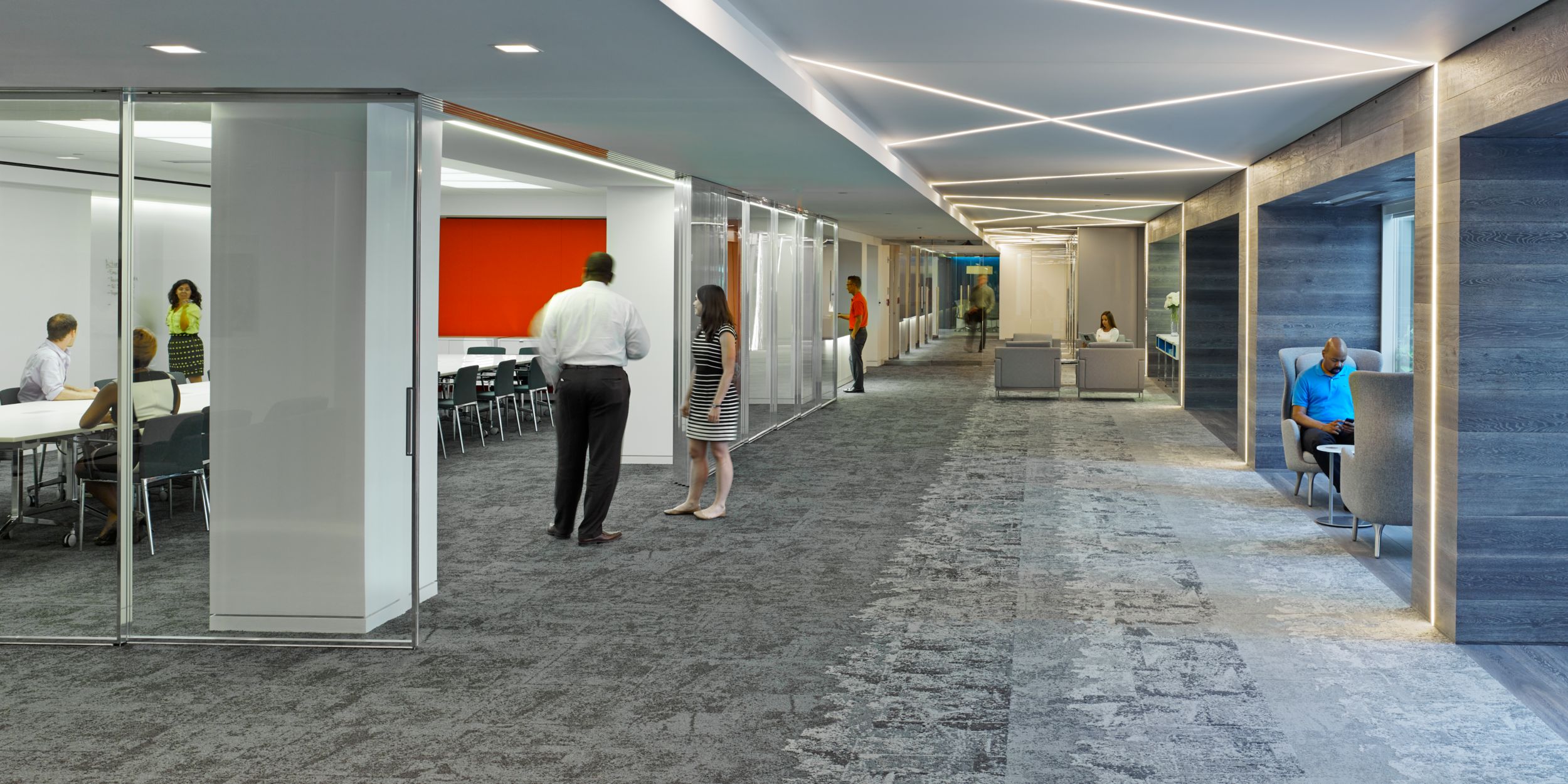 Interface B601, B602 and B603 carpet tile in open office corridor with meeting area on left numéro d’image 10