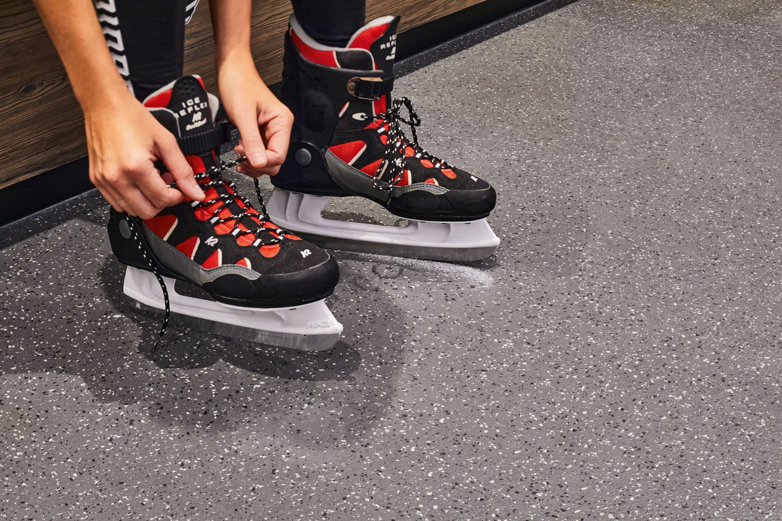 Putting on ice skates on norament 992 grano image number 5