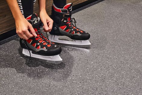 Putting on ice skates on norament 992 grano image number 5