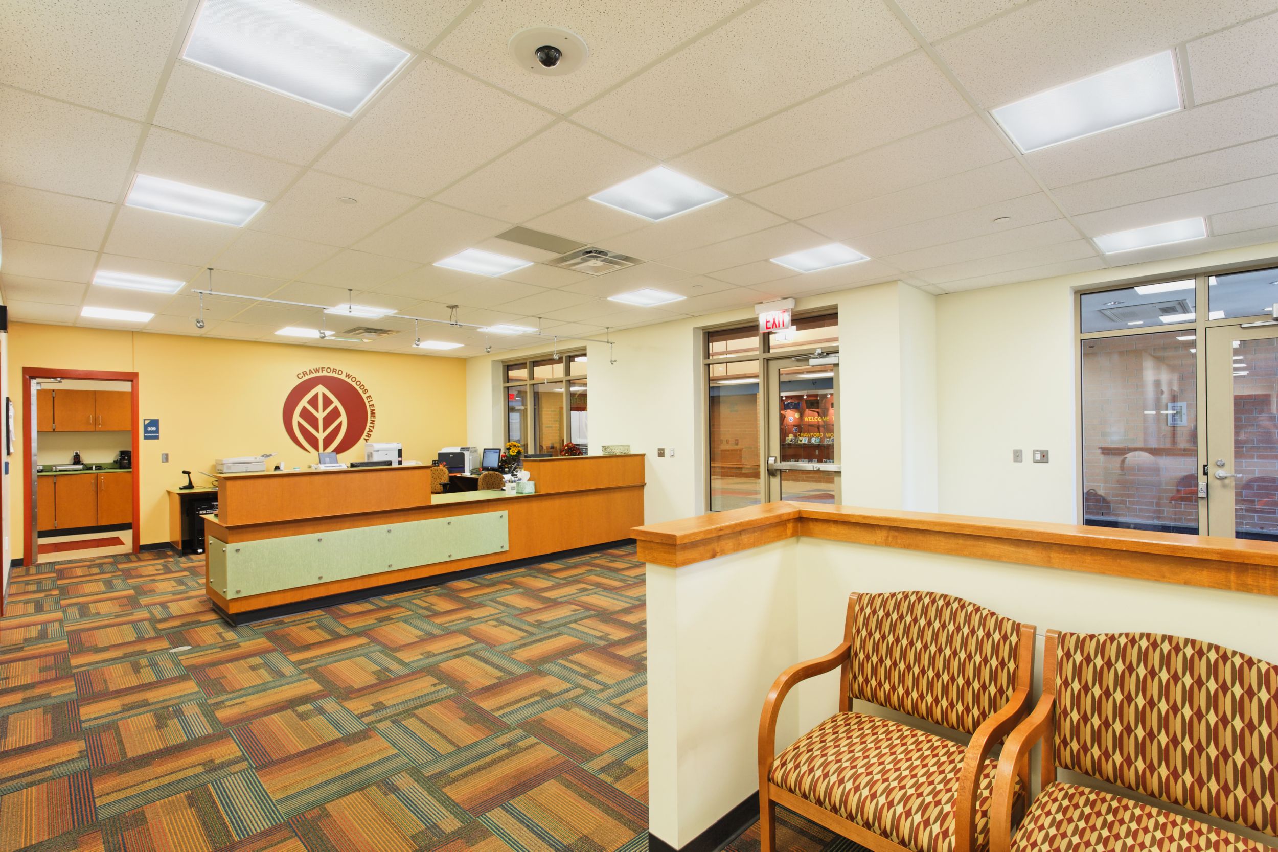 Interface Happening carpet tile in medical waiting room with front desk numéro d’image 4