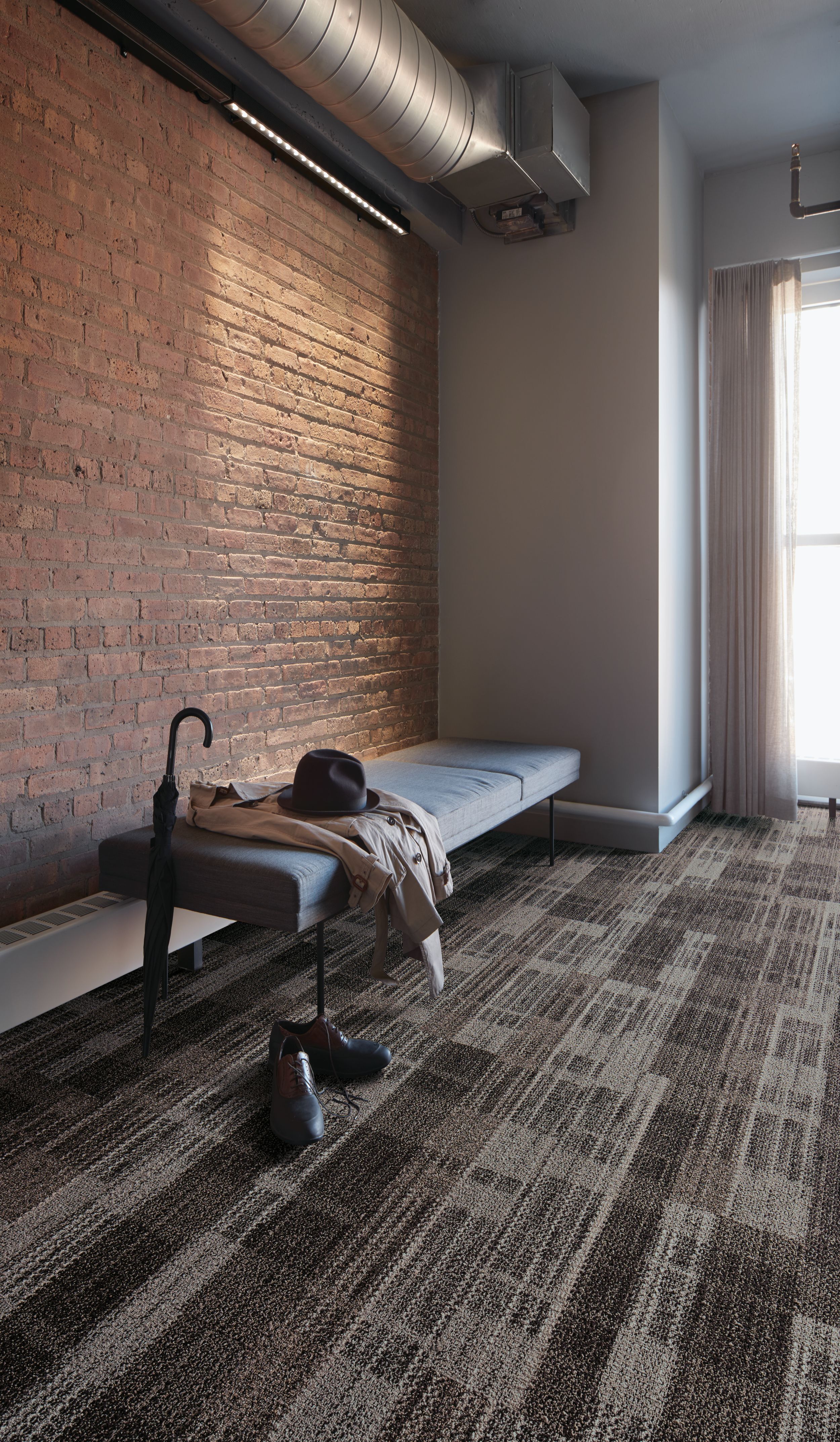 Interface SummerHouse Shades carpet tile in entryway with an umbrella, coat and man's shoes numéro d’image 4