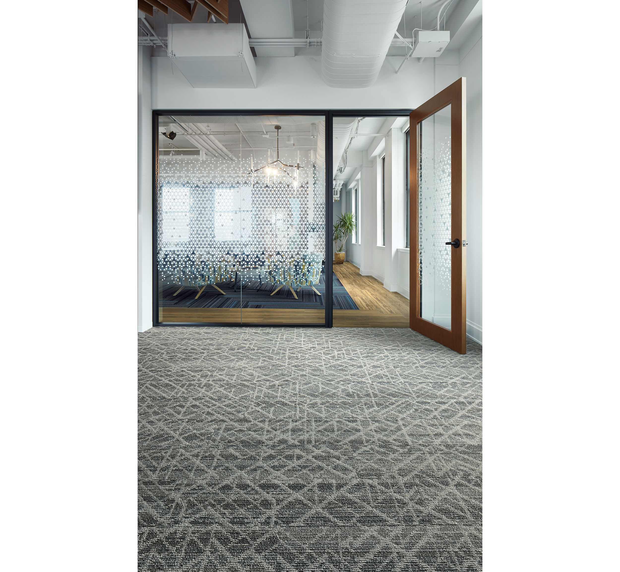 Interface Aglow and Glisten plank carpet tile with Natural Woodgrains LVT in modern office numéro d’image 2