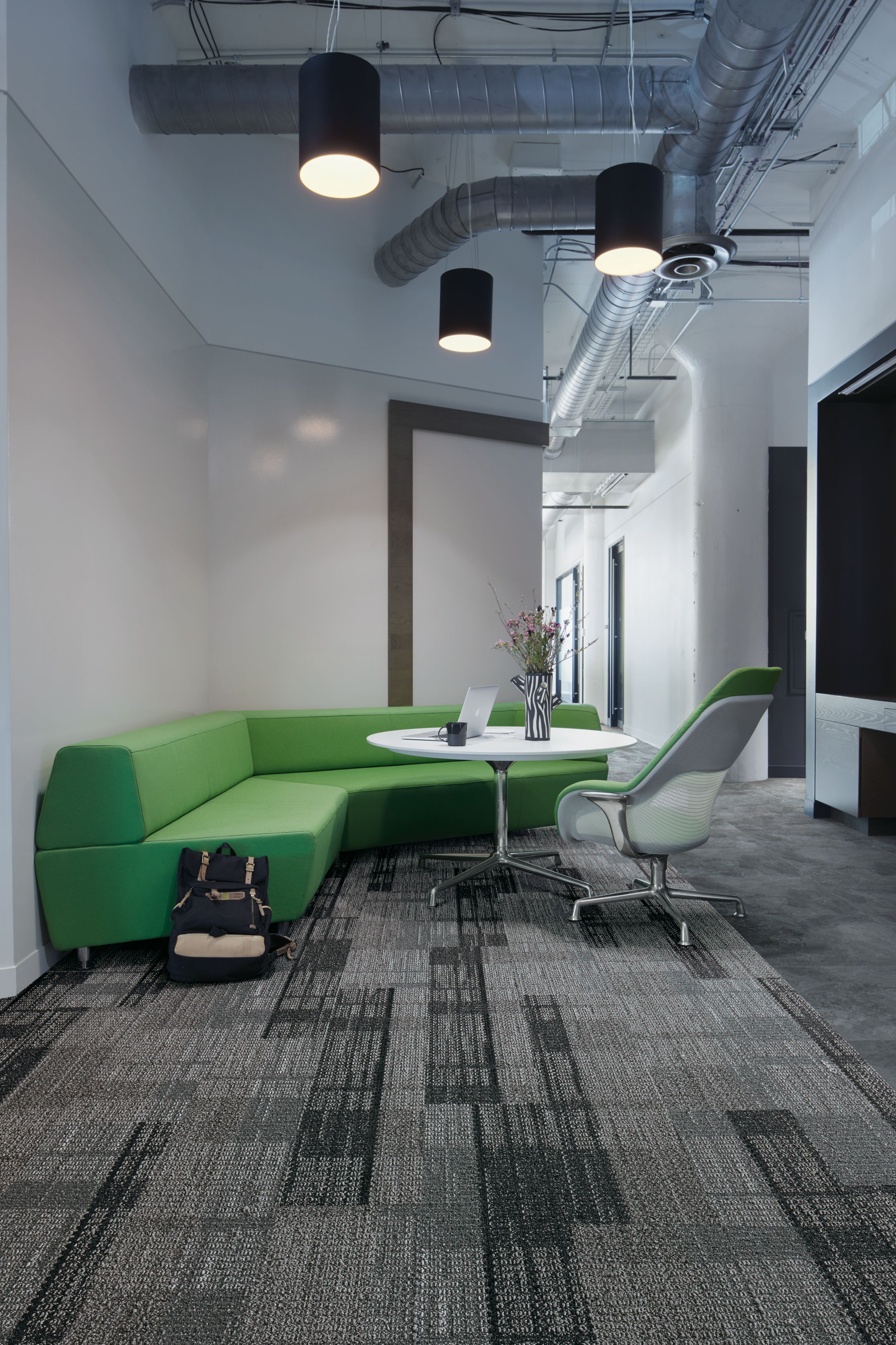 Interface Summerhouse Shades carpet tile and Natural Stones LVT in seating area with green couch numéro d’image 1