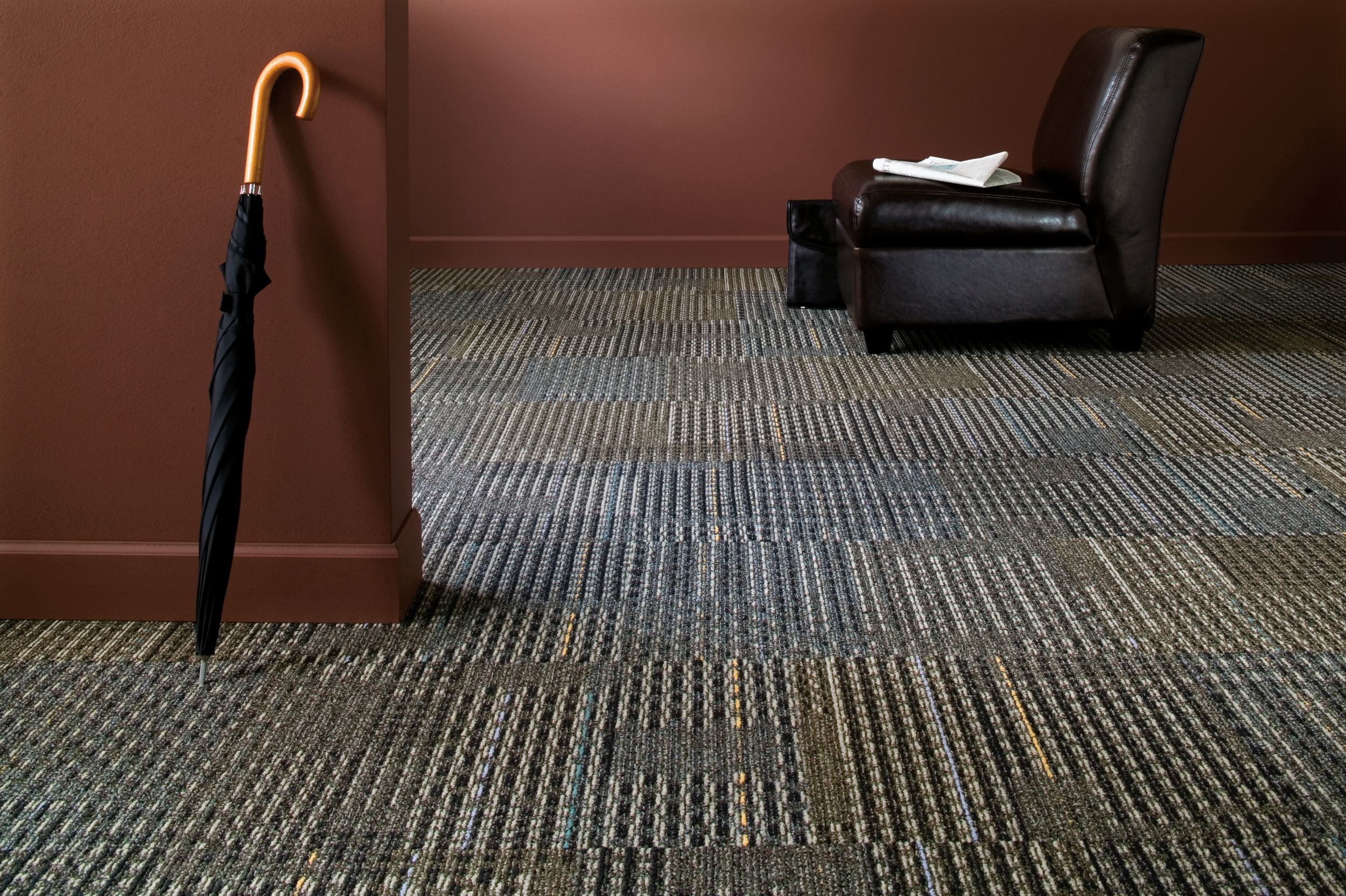 Interface Cotswold II carpet tile with black chair and umbrella numéro d’image 8