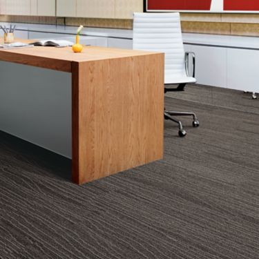 Interface Snow Moon plank carpet tile in private office numéro d’image 1