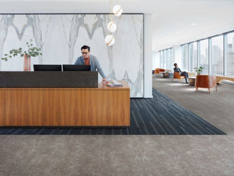 Interface Simple Sash plank carpet tile and Walk of Life LVT in a corporate lobby area with front desk  Bildnummer 12