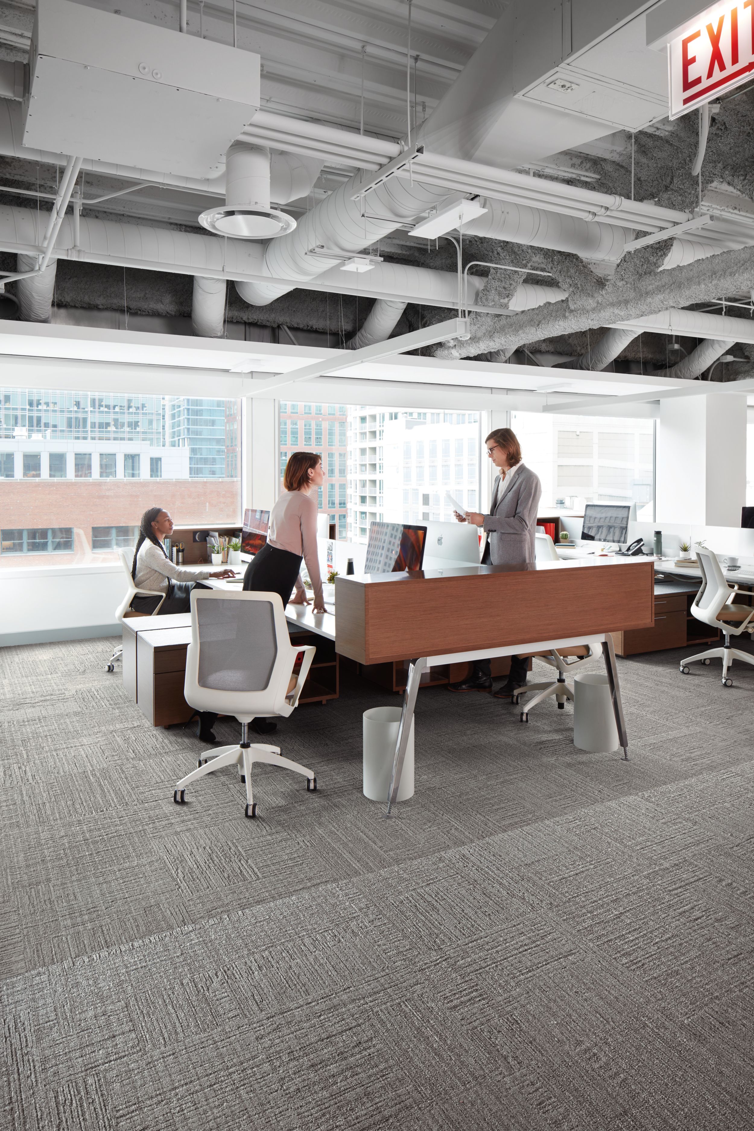 Interface Striation carpet tile in cubicle workspace  imagen número 1