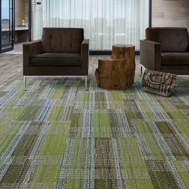 Interface Summerhouse Brights carpet tile and Natural Woodgrains LVT in seating area with black chairs numéro d’image 1