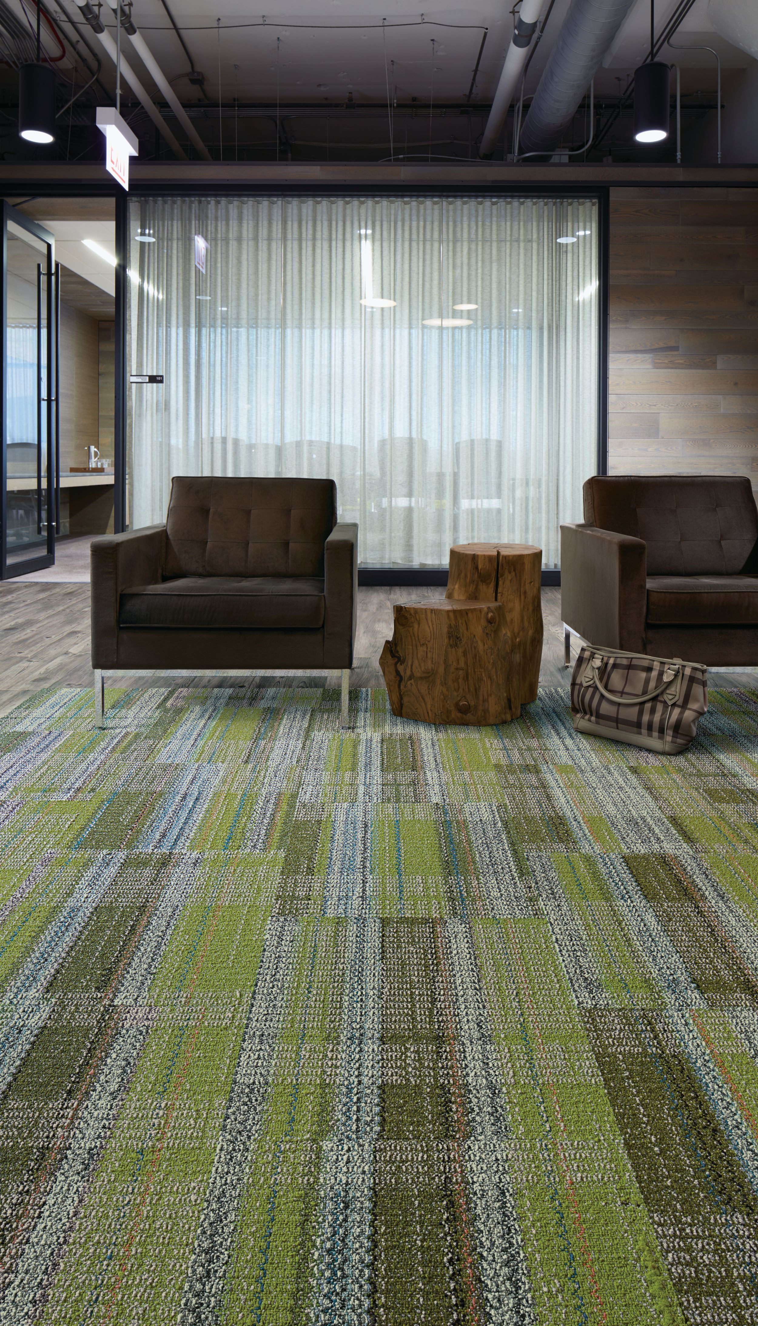 Interface Summerhouse Brights carpet tile and Natural Woodgrains LVT in seating area with black chairs numéro d’image 1