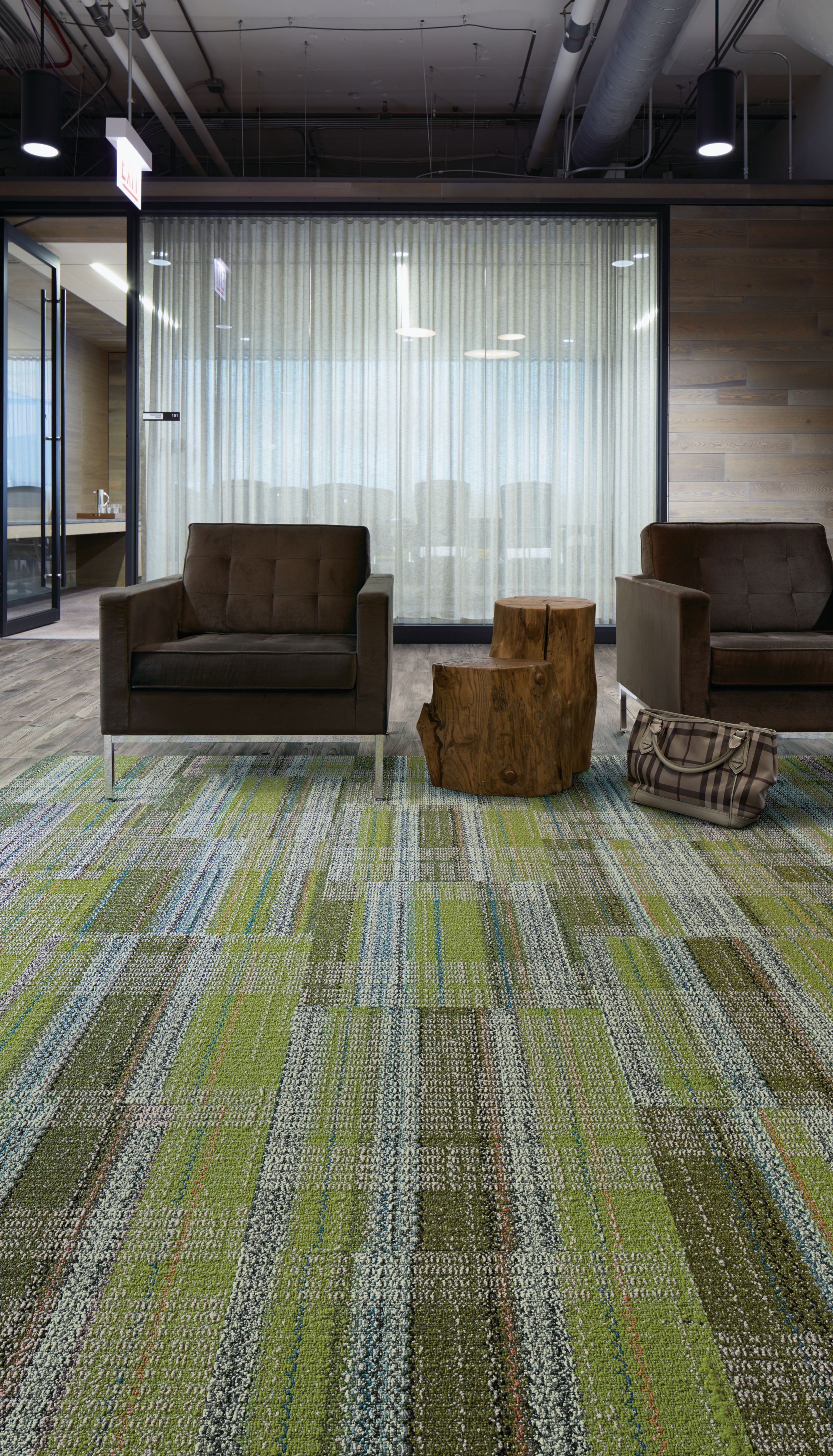 Interface Summerhouse Brights carpet tile and Natural Woodgrains LVT in seating area with black chairs numéro d’image 8