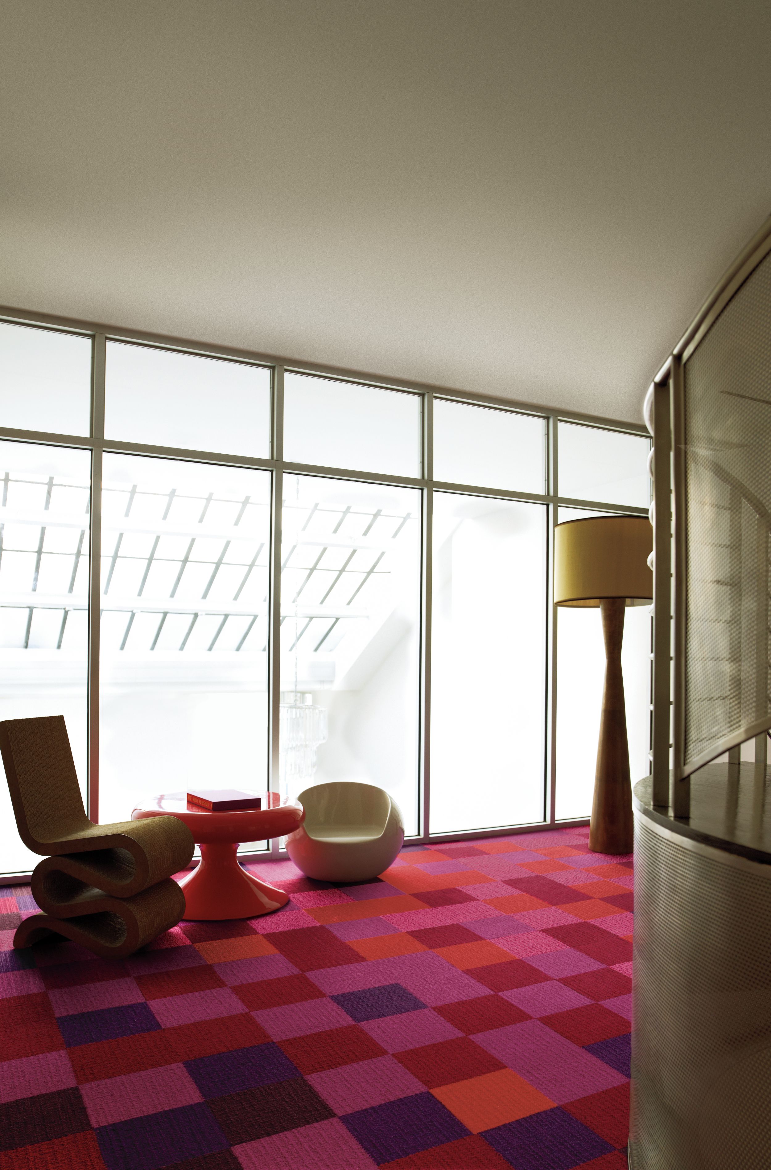 image Interface Monochrome carpet tile in small room with curvy chair and lamp numéro 9
