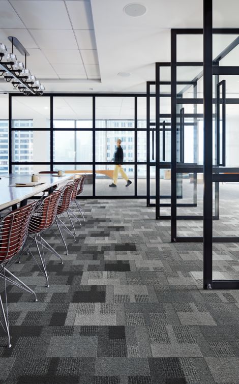 Interface Geisha Gather plank carpet tile and Walk of Life LVT in meeting room número de imagen 2