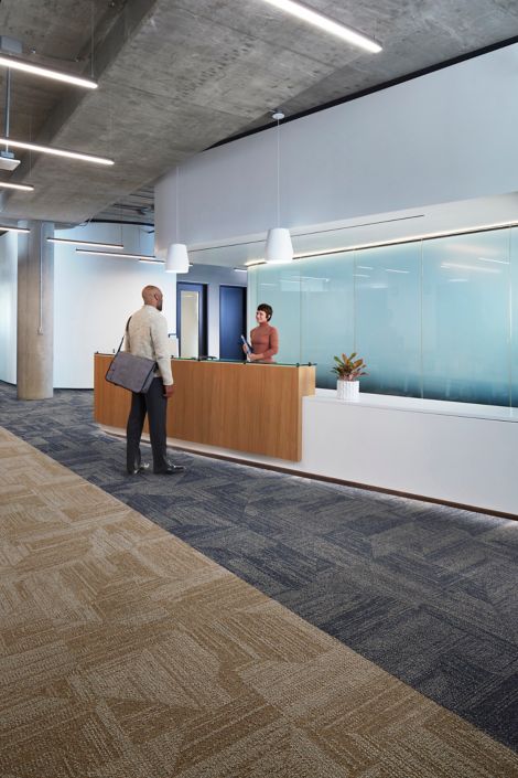 Interface Open Air 403 carpet tile in lobby with reception desk numéro d’image 3