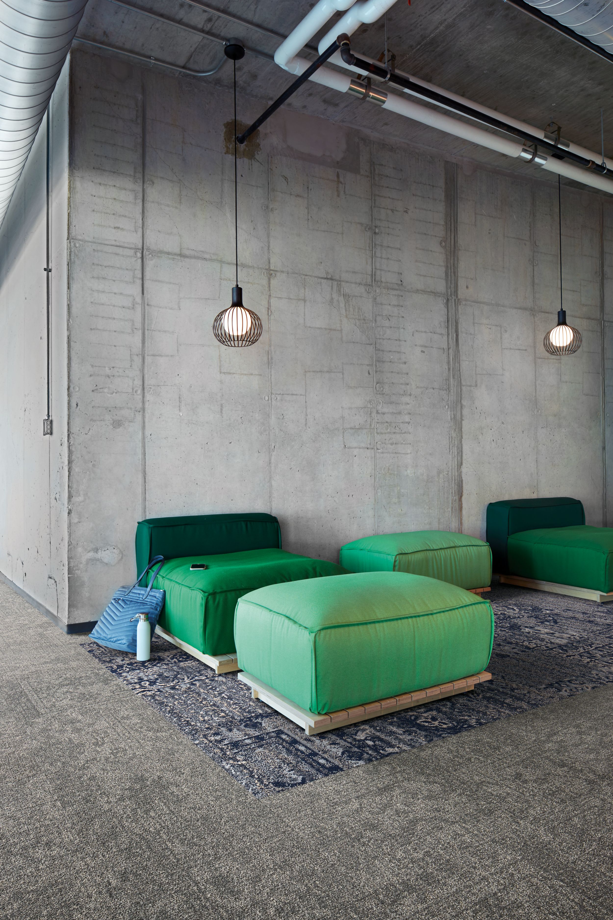 Interface Open Air 405 and Flor Reoriented carpet tile in casual seating area imagen número 7