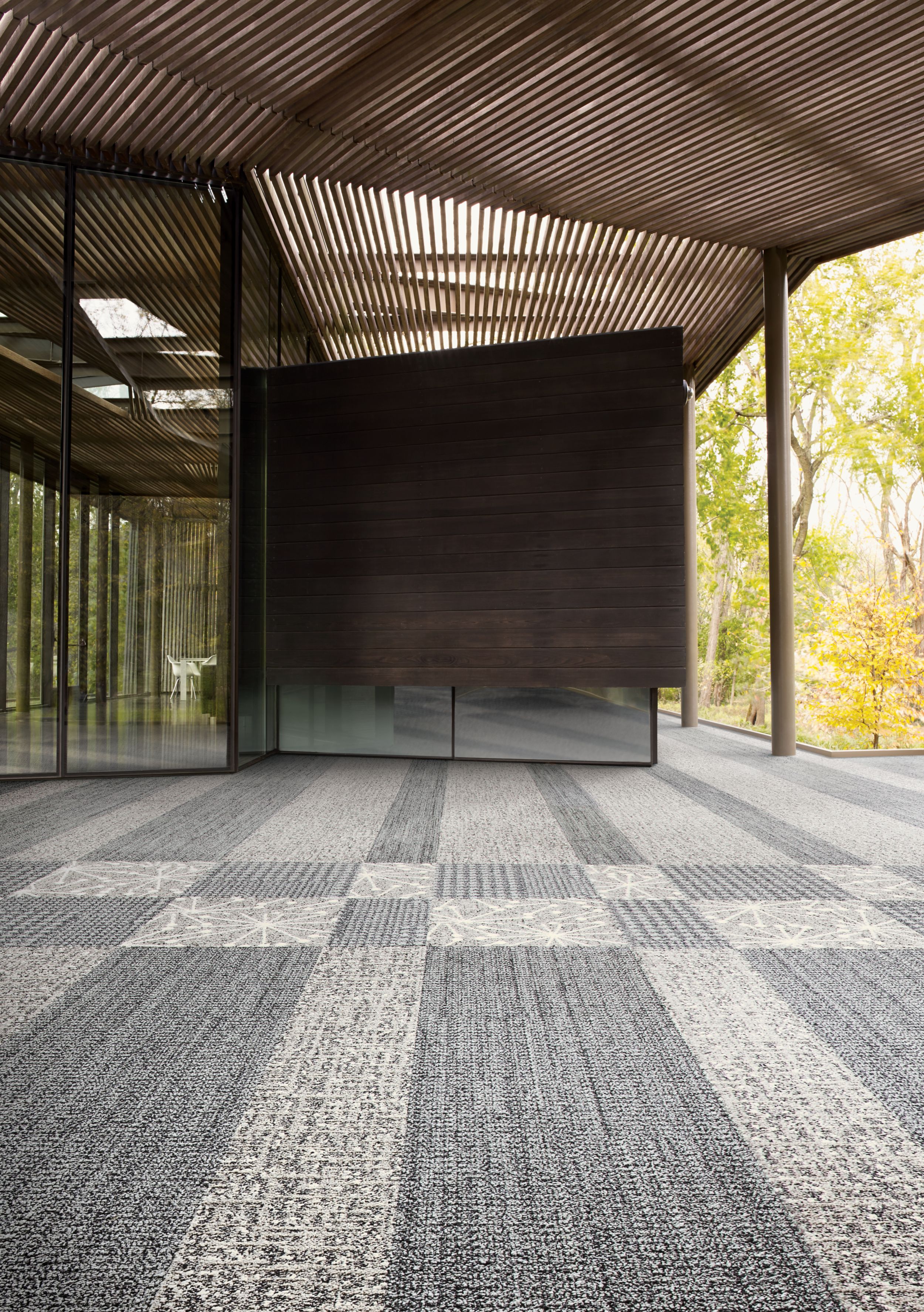 Interface WW870 and WW890 plank carpet tile in open lobby area número de imagen 5