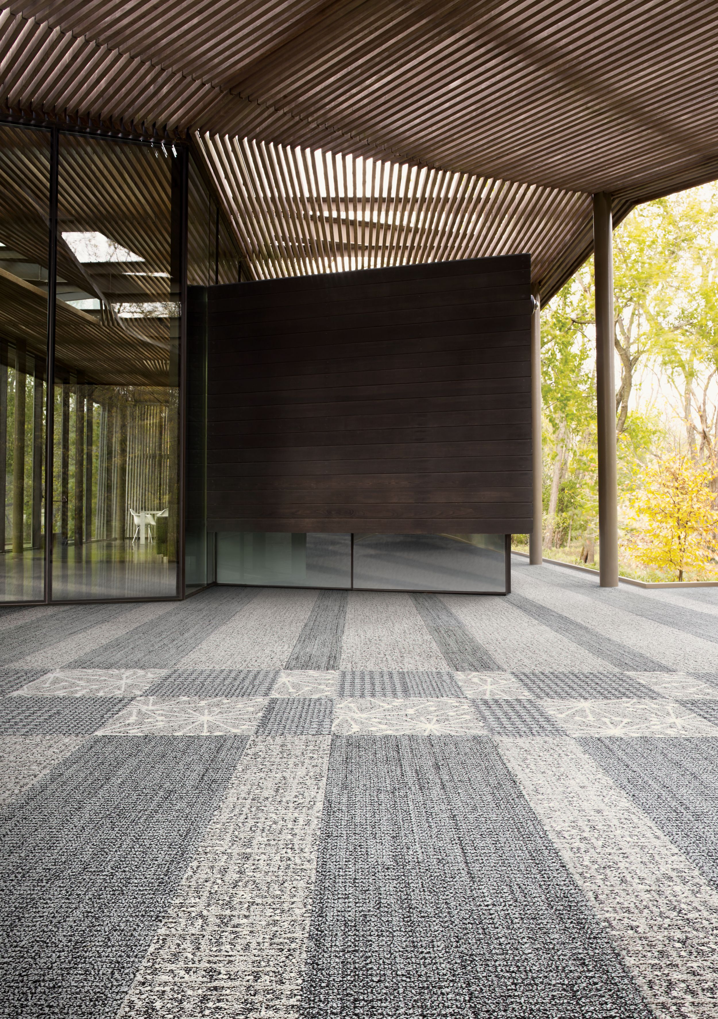 image Interface WW870 and WW890 plank carpet tile in open lobby area numéro 9