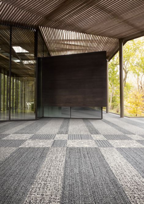 Interface WW870 and WW890 plank carpet tile in open lobby area afbeeldingnummer 5