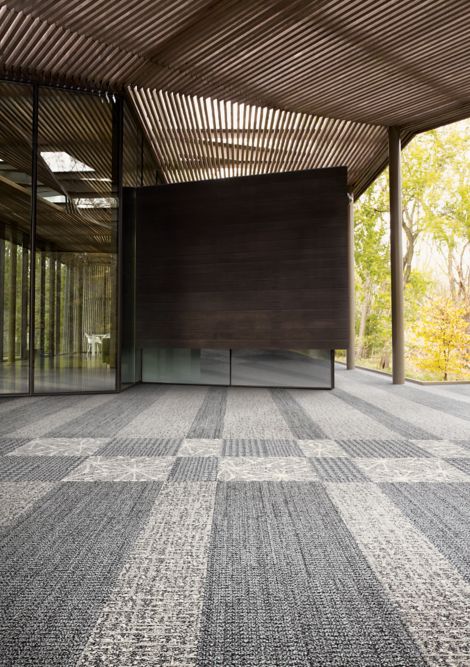 Interface WW870 and WW890 plank carpet tile in open lobby area afbeeldingnummer 5