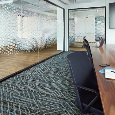 Interface Reflectors plank carpet tile in meetting room with Natural Woodgrains LVT in corridor numéro d’image 1