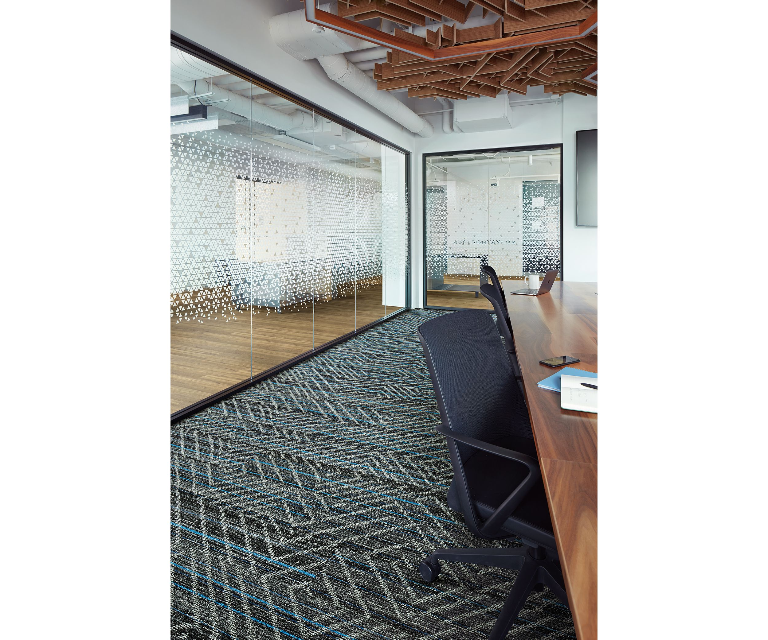 Interface Reflectors plank carpet tile in meetting room with Natural Woodgrains LVT in corridor numéro d’image 1