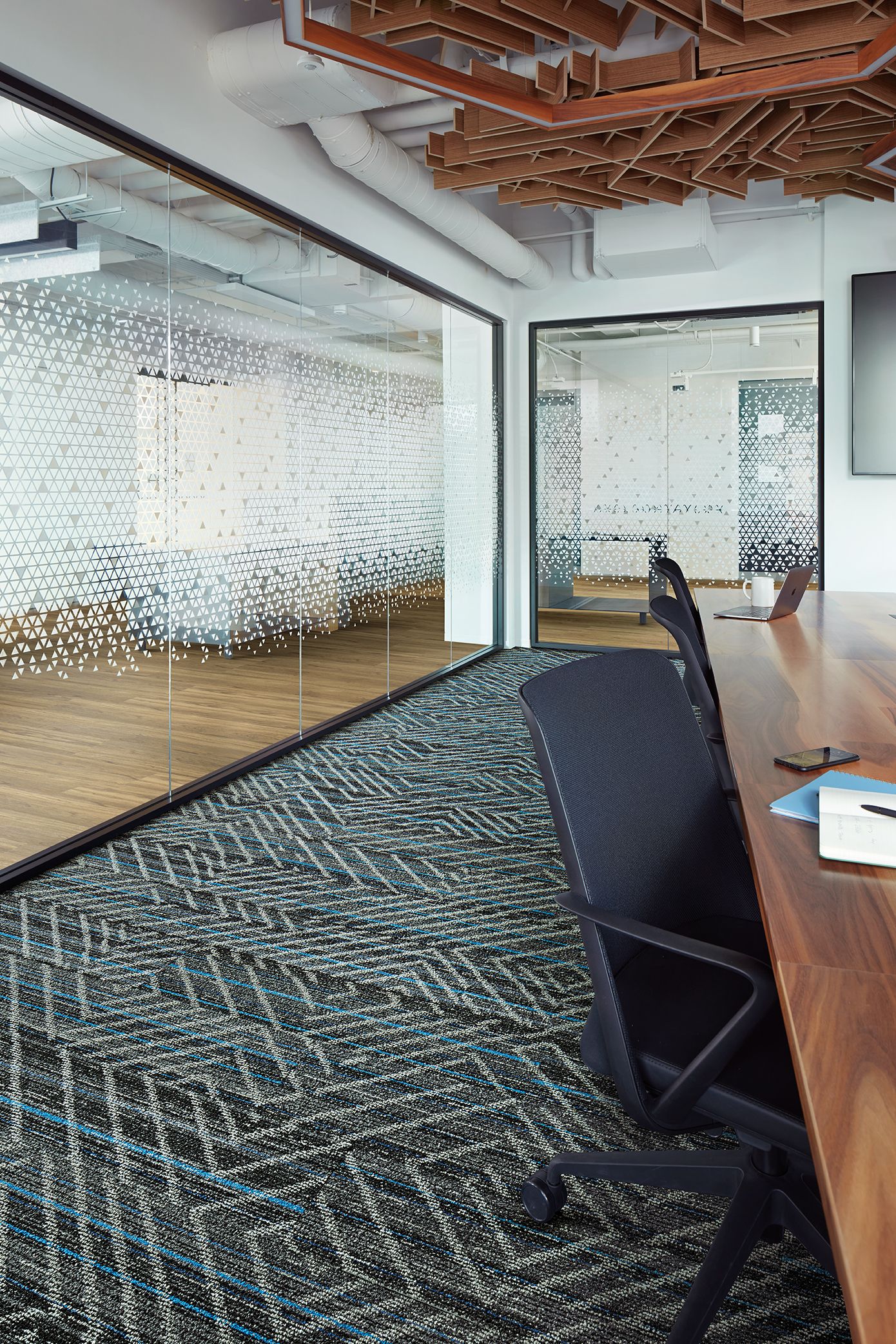 Interface Reflectors plank carpet tile in meetting room with Natural Woodgrains LVT in corridor imagen número 1