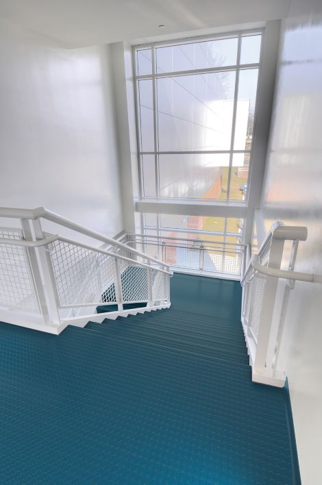 norament 920 round rubber flooring in stairwell image number 6