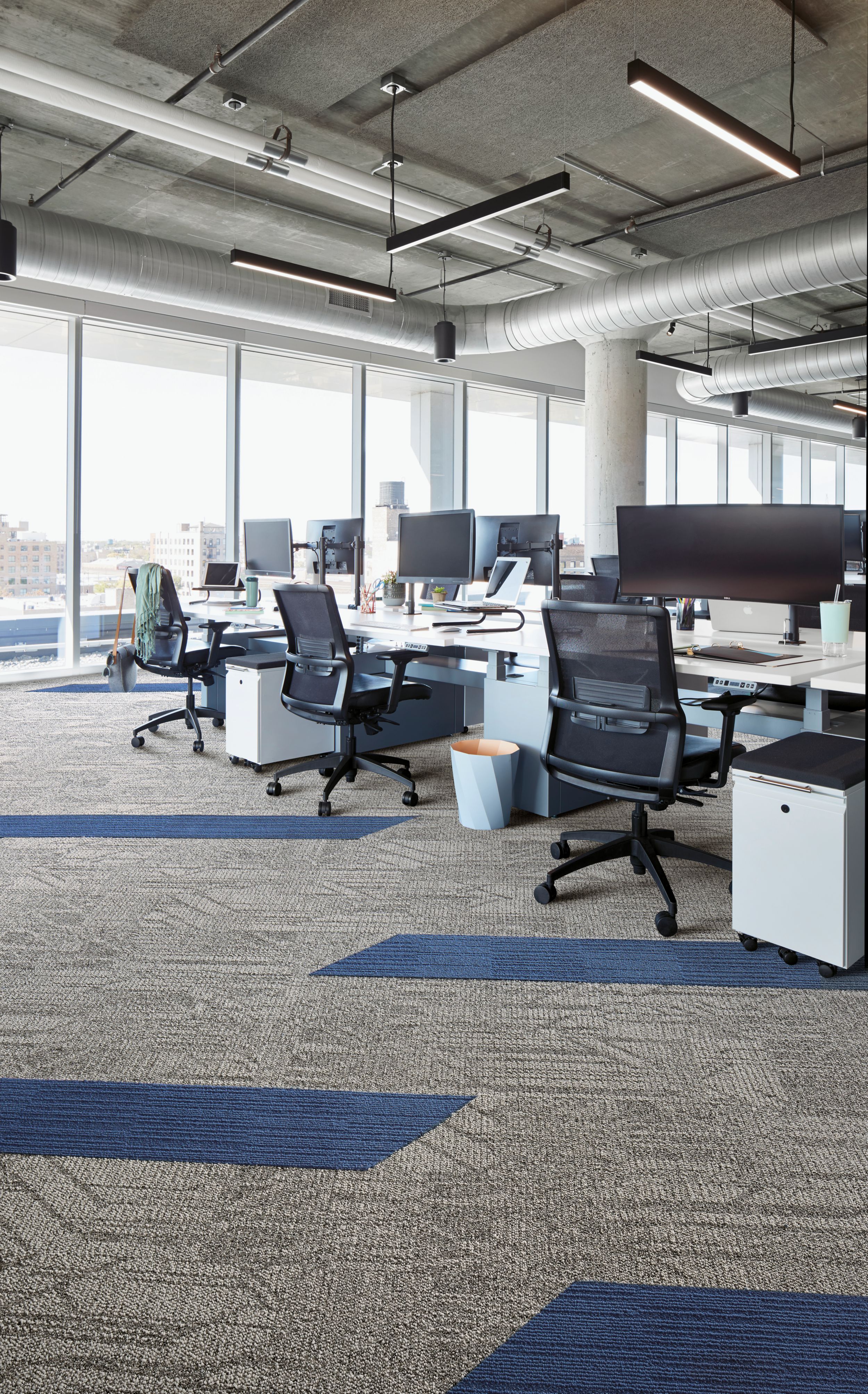 Interface Open Air 411 and OnLine carpet tile in open office image number 2