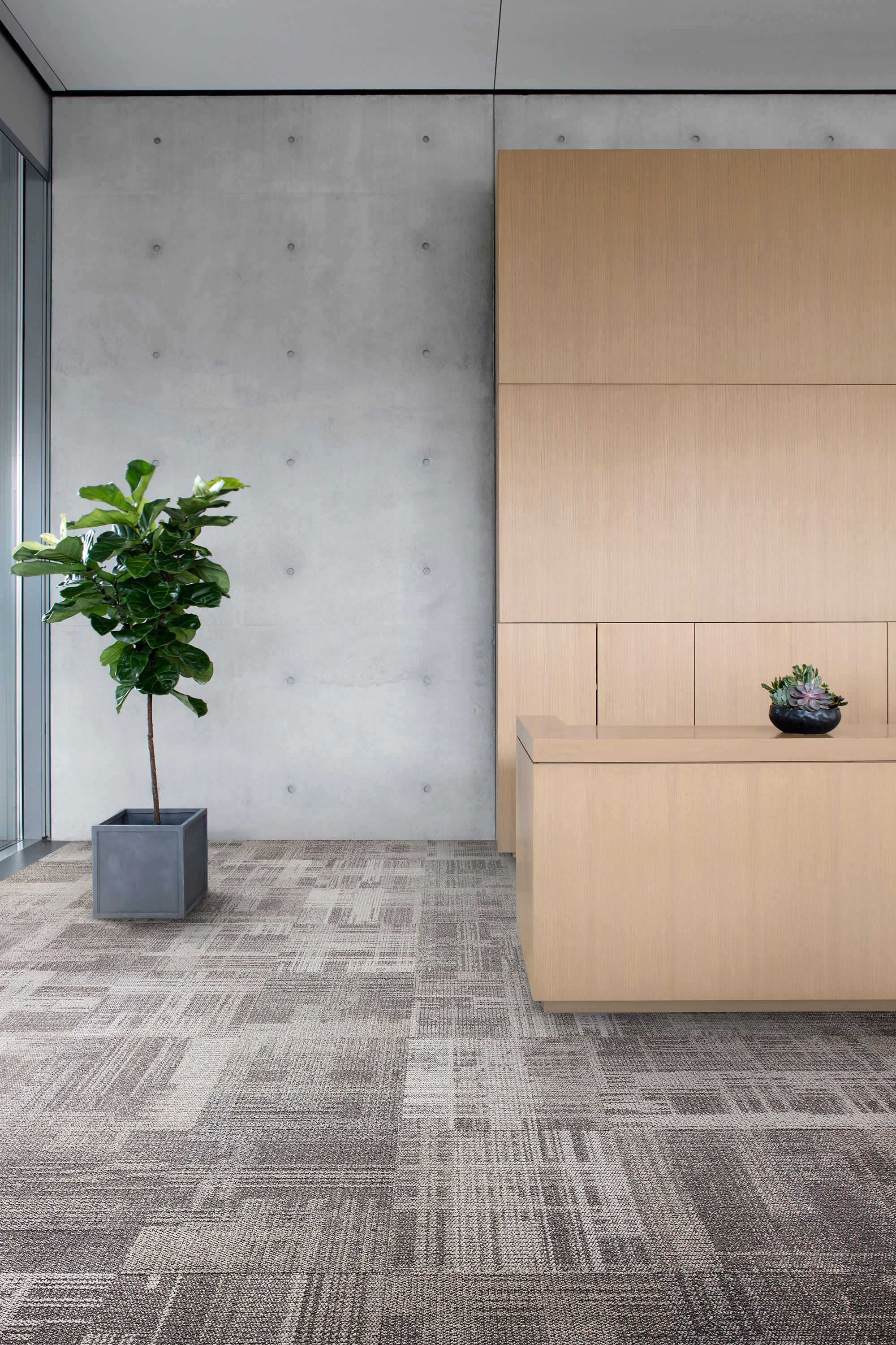 Interface AE310 carpet tile in office reception area  imagen número 8