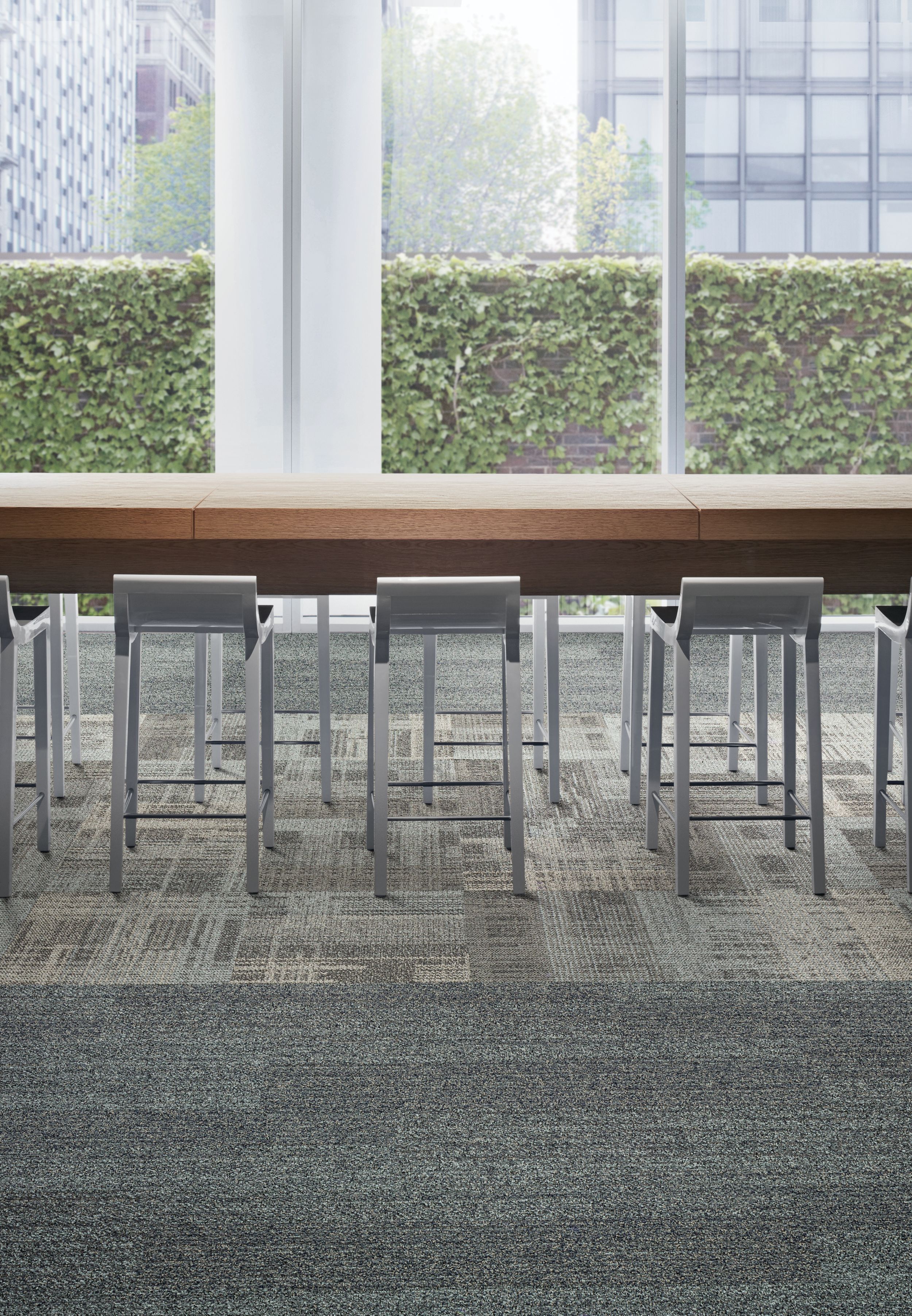 Interface AE310 carpet tile and Harmonize plank carpet tile in open work area with long table numéro d’image 3