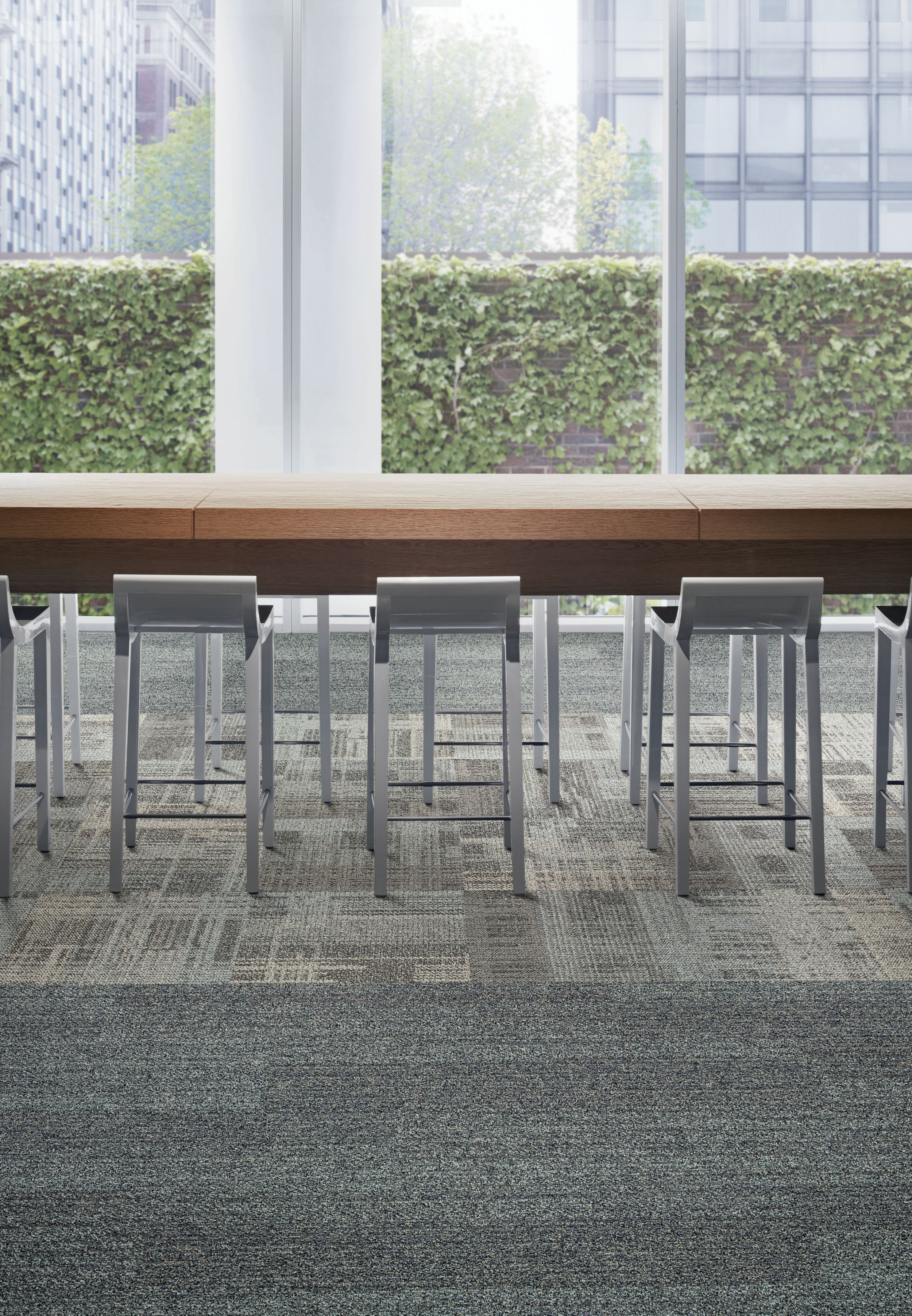 Interface AE310 carpet tile and Harmonize plank carpet tile in open work area with long table imagen número 6