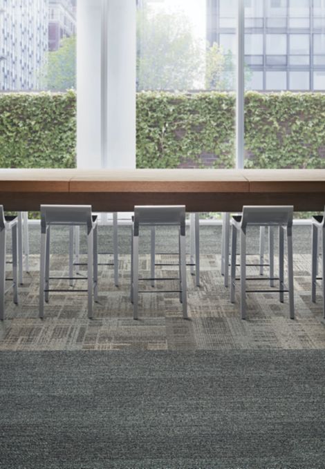 Interface AE310 carpet tile and Harmonize plank carpet tile in open work area with long table imagen número 3