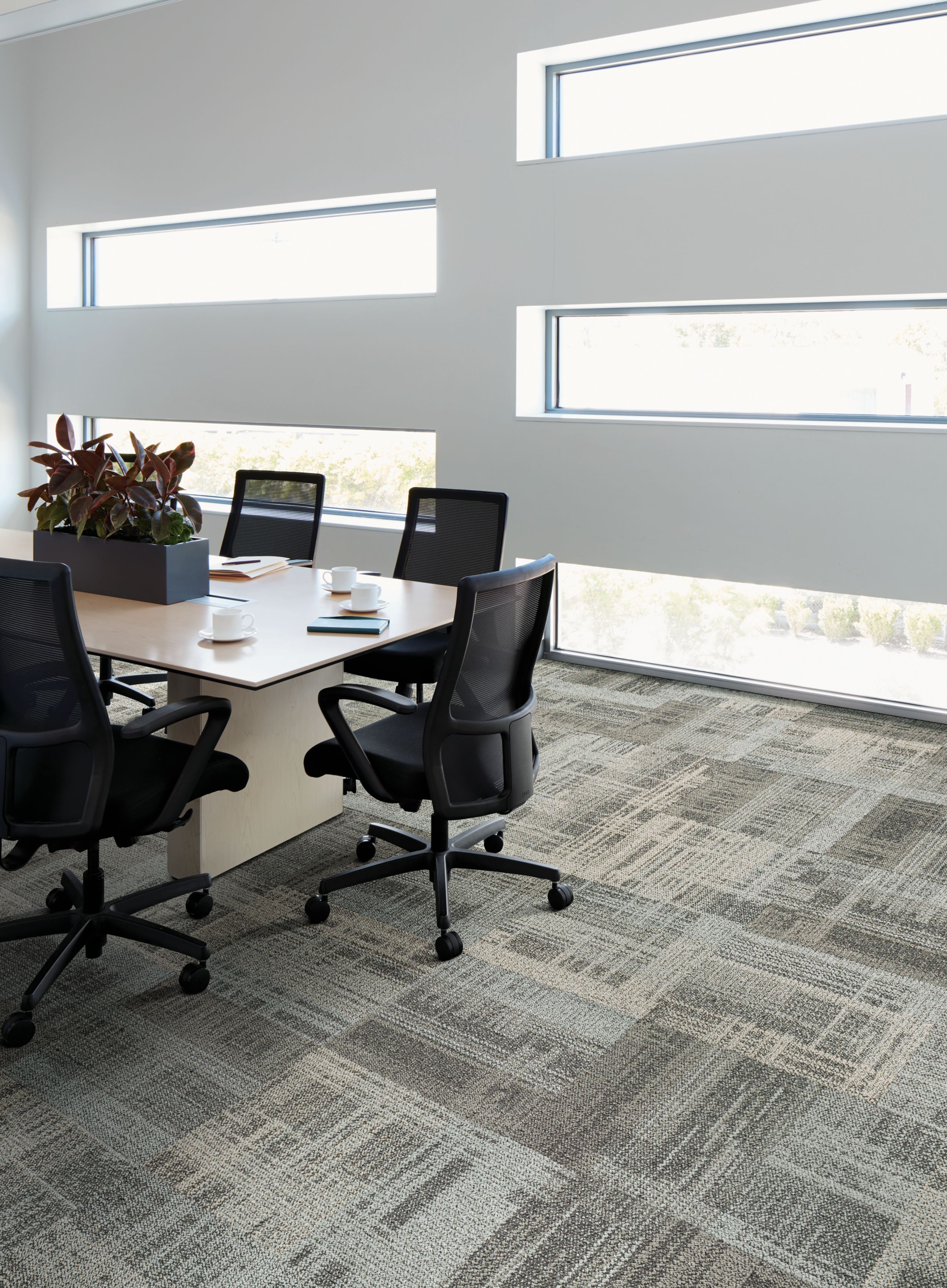 Interface AE310 carpet tile in meeting room imagen número 4