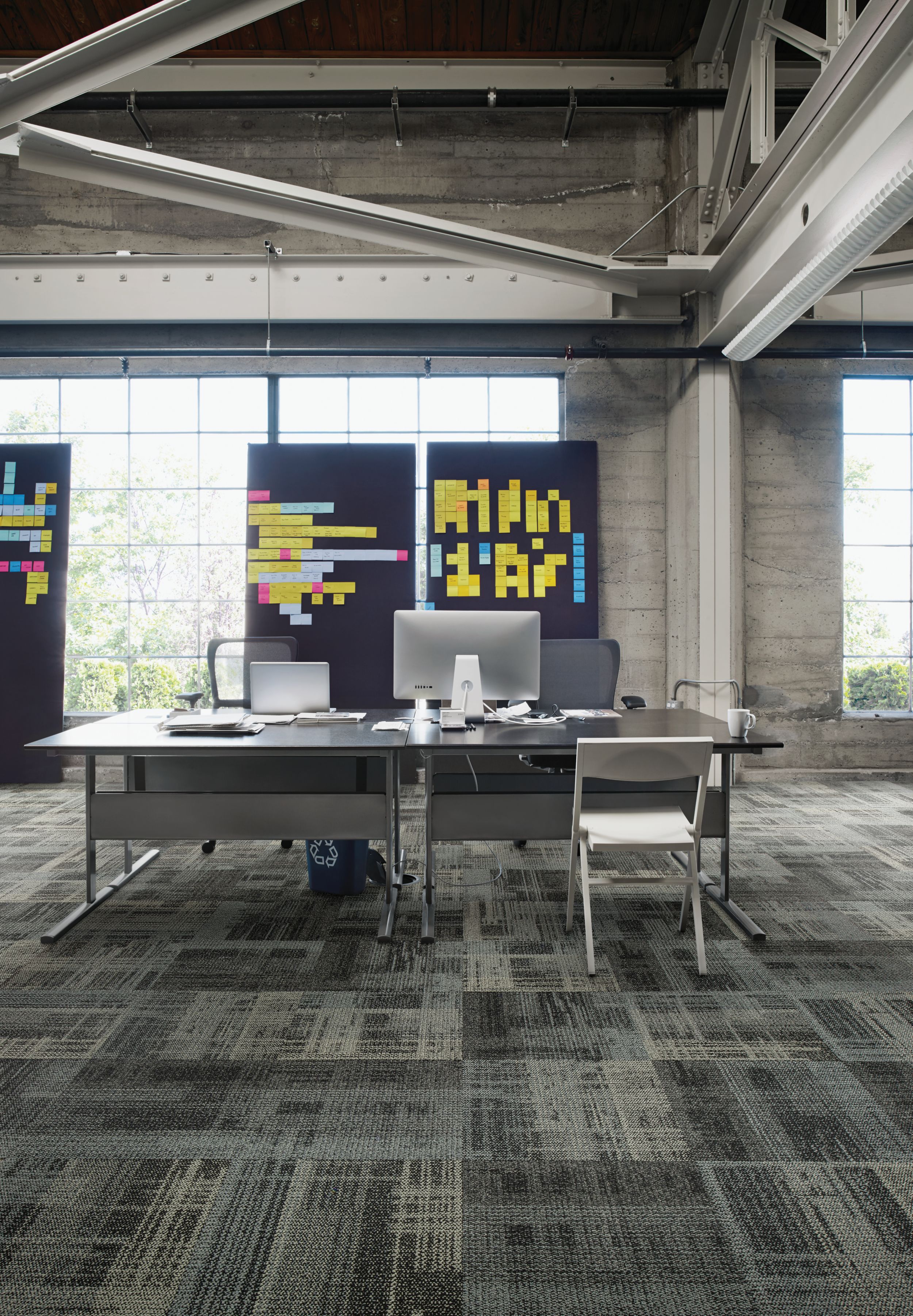 Interface AE310 carpet tile in modern open office imagen número 4