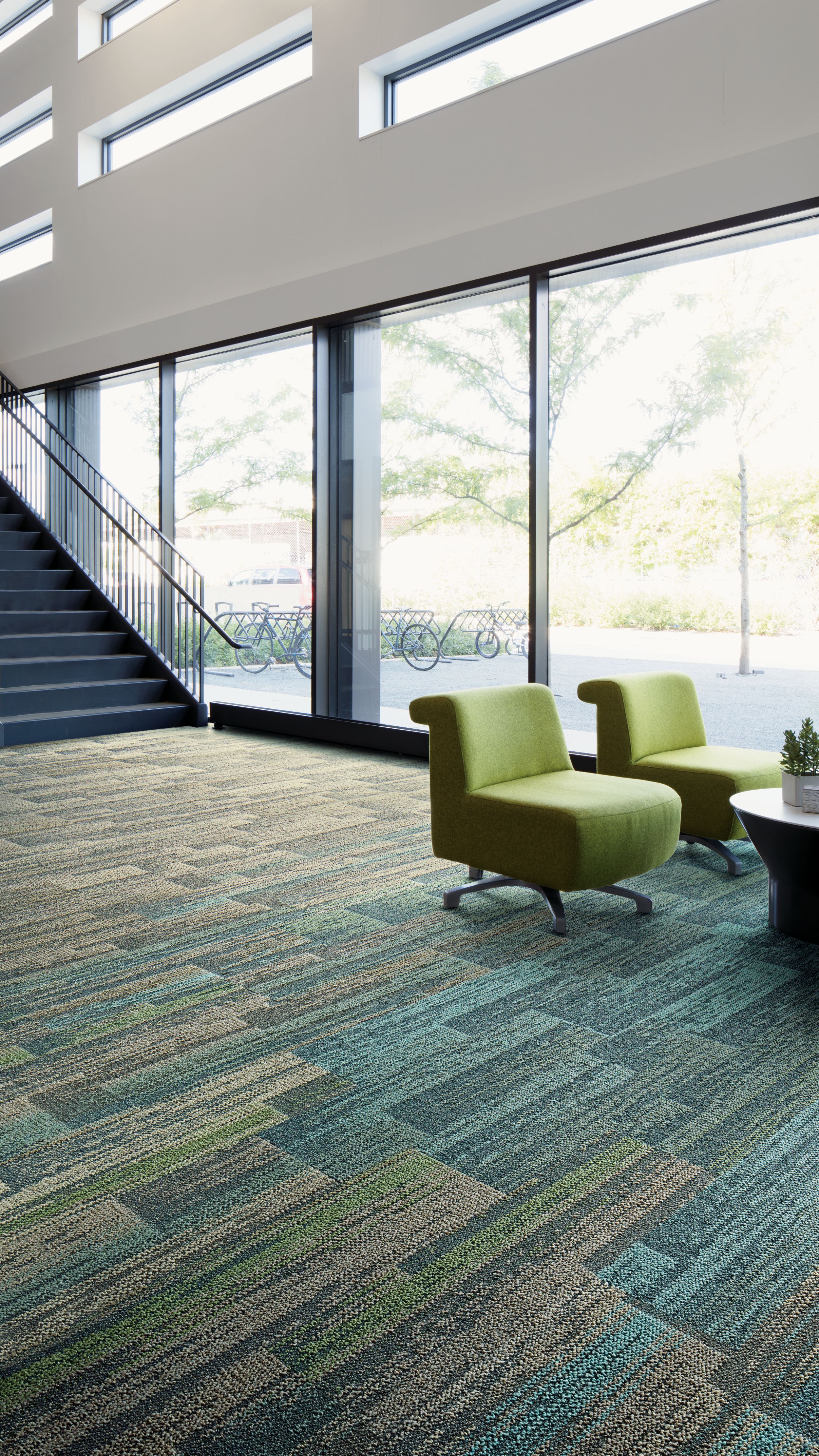 Interface Aerial Flying Colors AE315, AE317 and AE311 plank carpet tile in lobby with seating area and stairwell numéro d’image 8