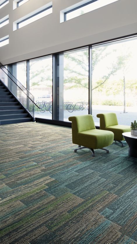 Interface Aerial Flying Colors AE315, AE317 and AE311 plank carpet tile in lobby with seating area and stairwell numéro d’image 5