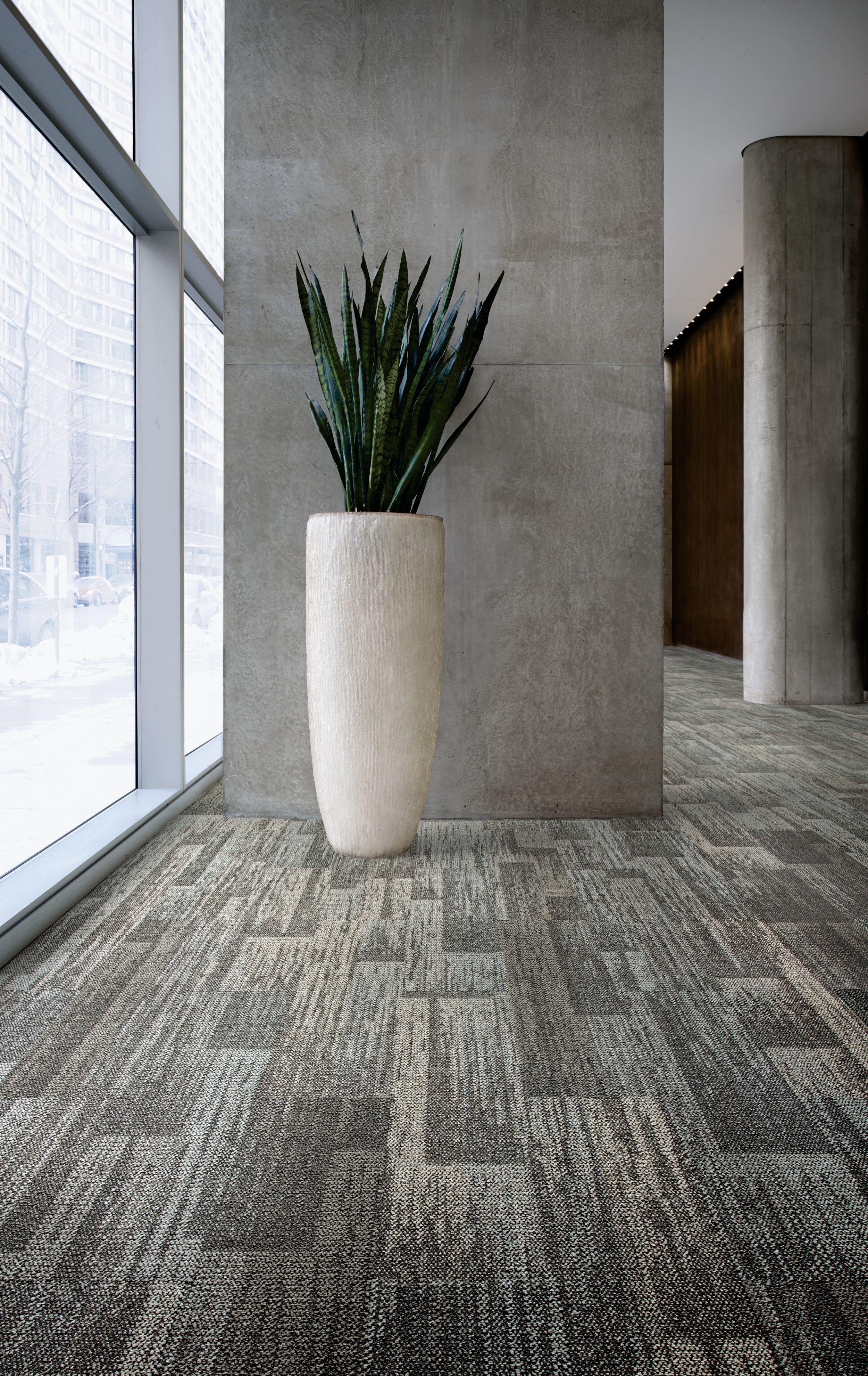 Interface AE311 plank carpet tile in lobby with large plant numéro d’image 2