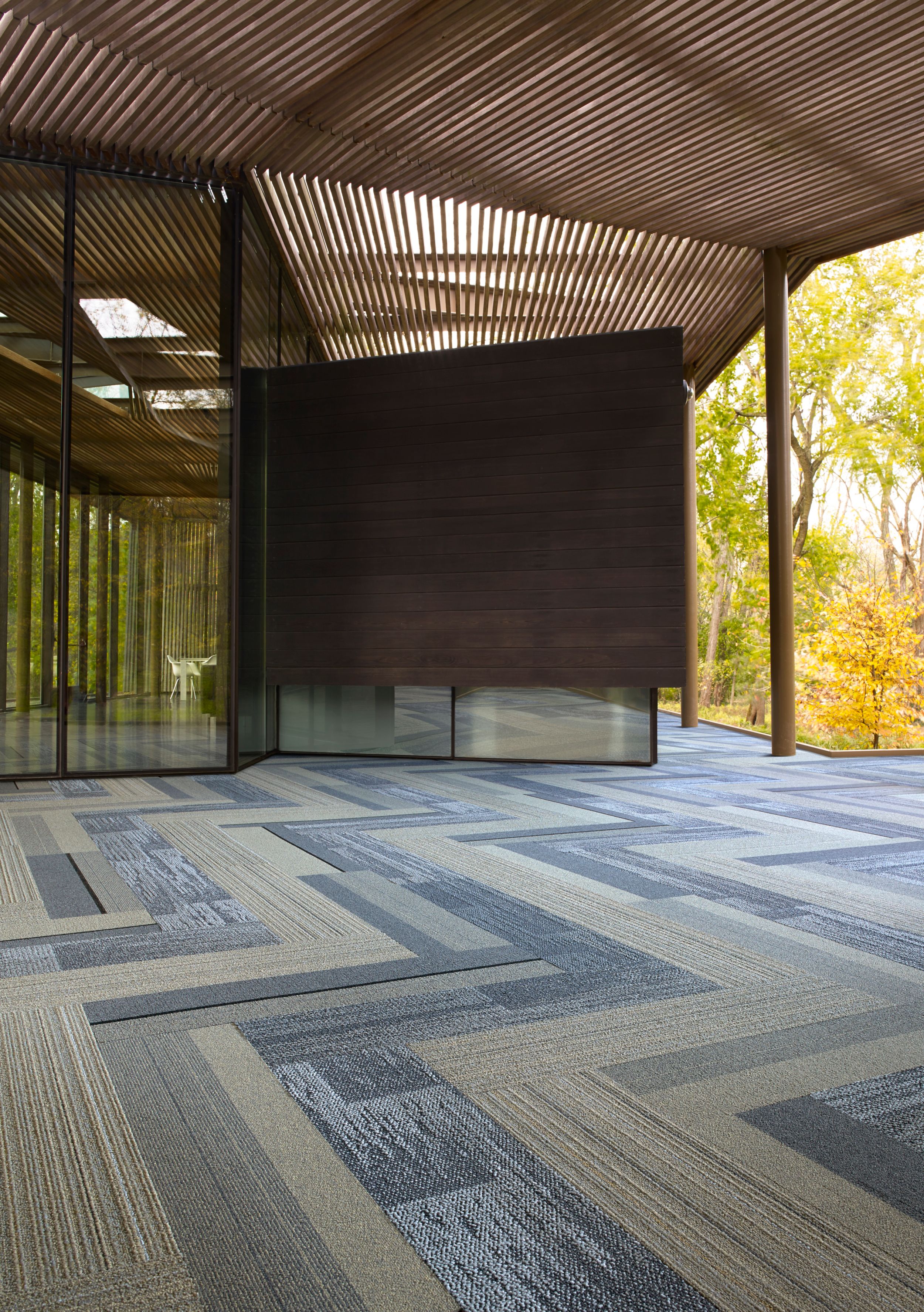 Interface PH210 and AE311 in office corner space with wood slat wall and ceiling numéro d’image 7